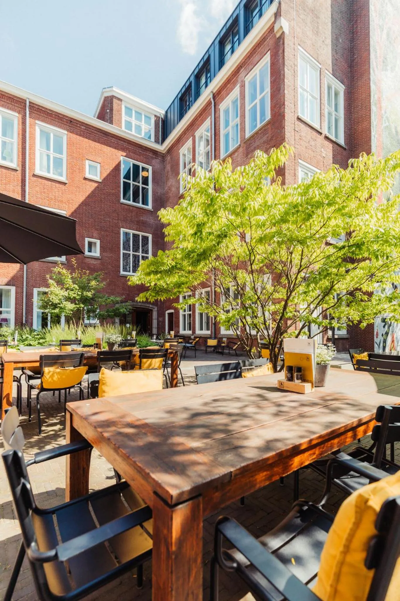 Restaurant/places to eat in Post-Plaza Hotel & Grand Café