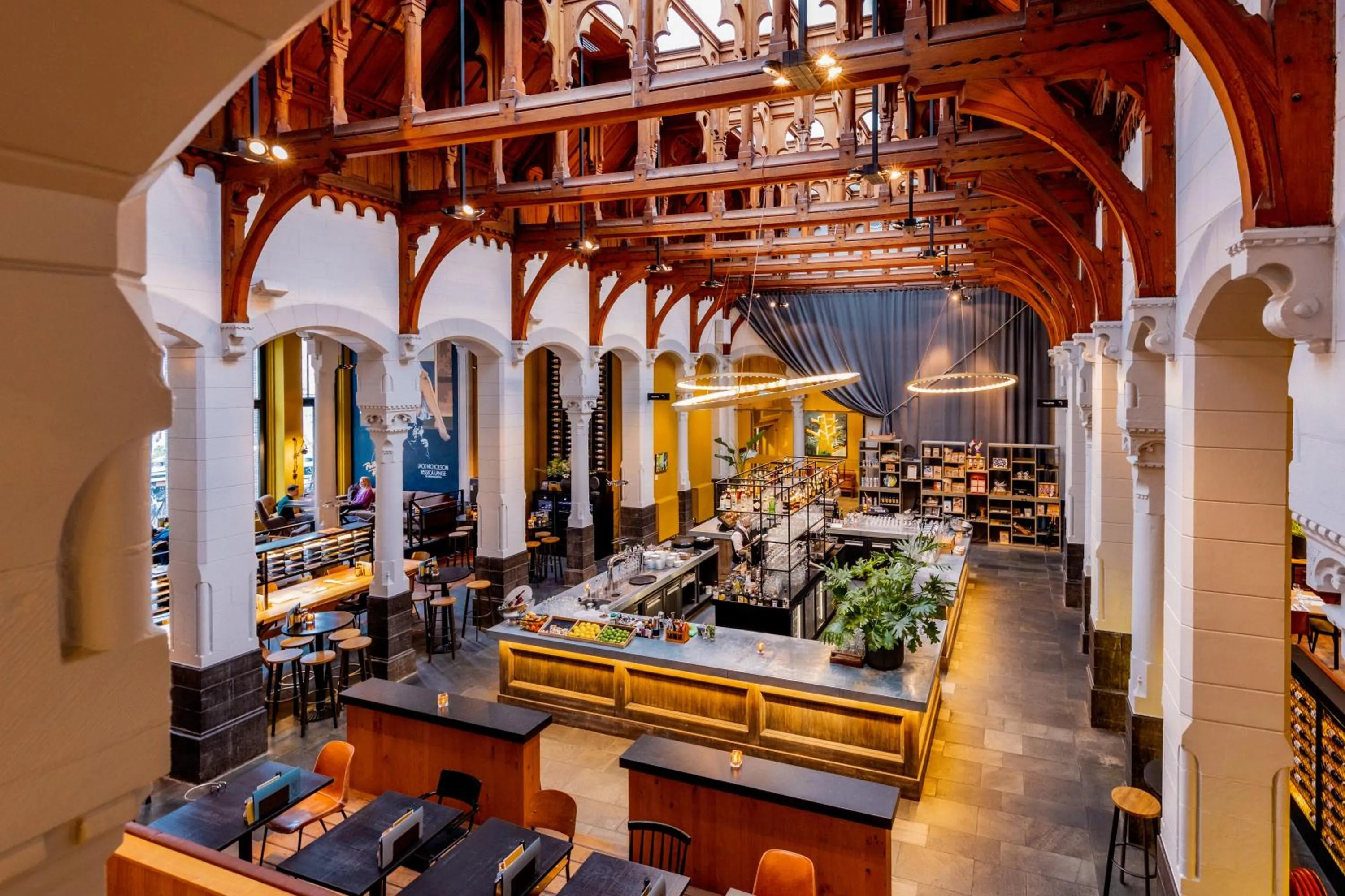 Restaurant/places to eat in Post-Plaza Hotel & Grand Café