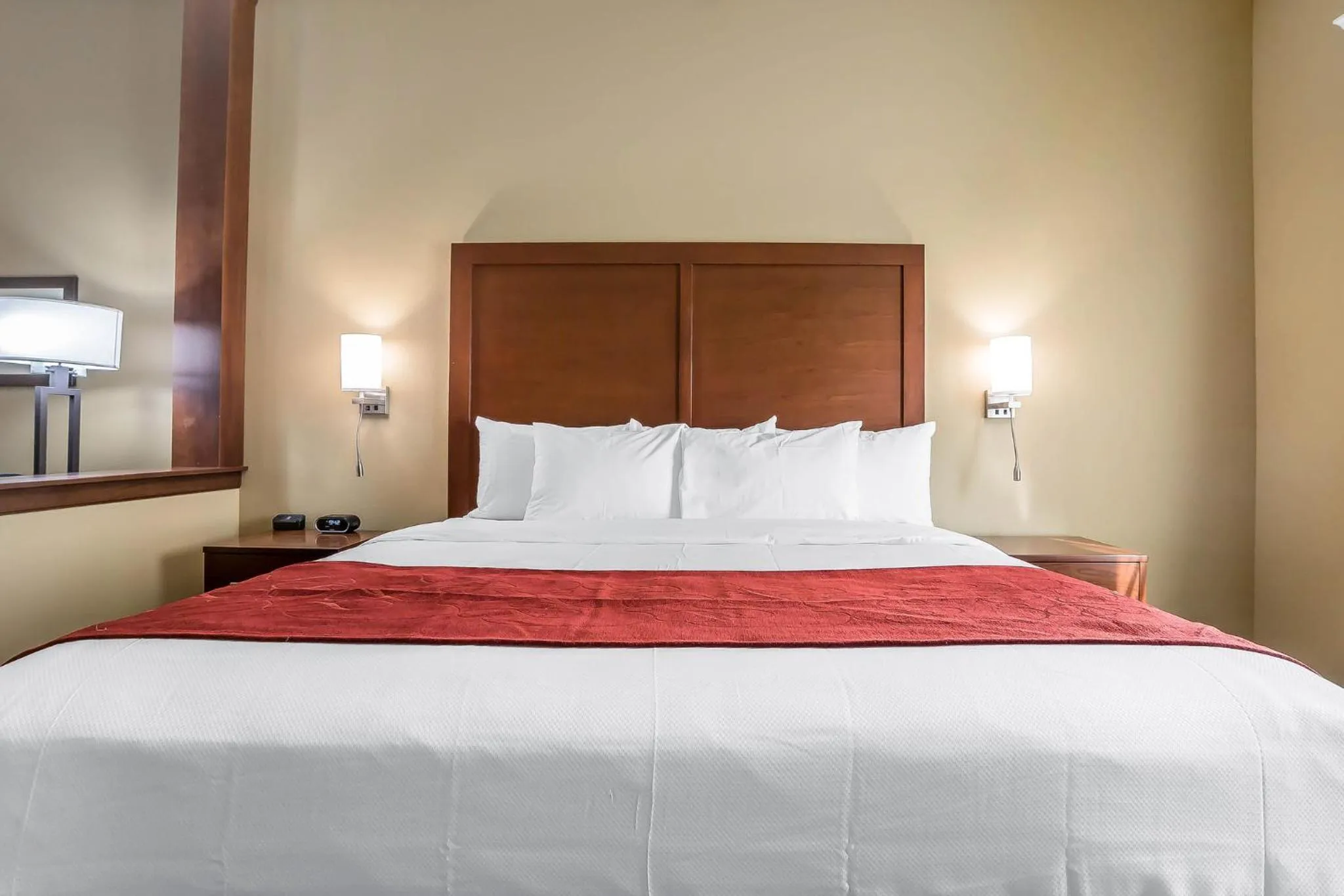 Property building, Bed in Comfort Suites Billings