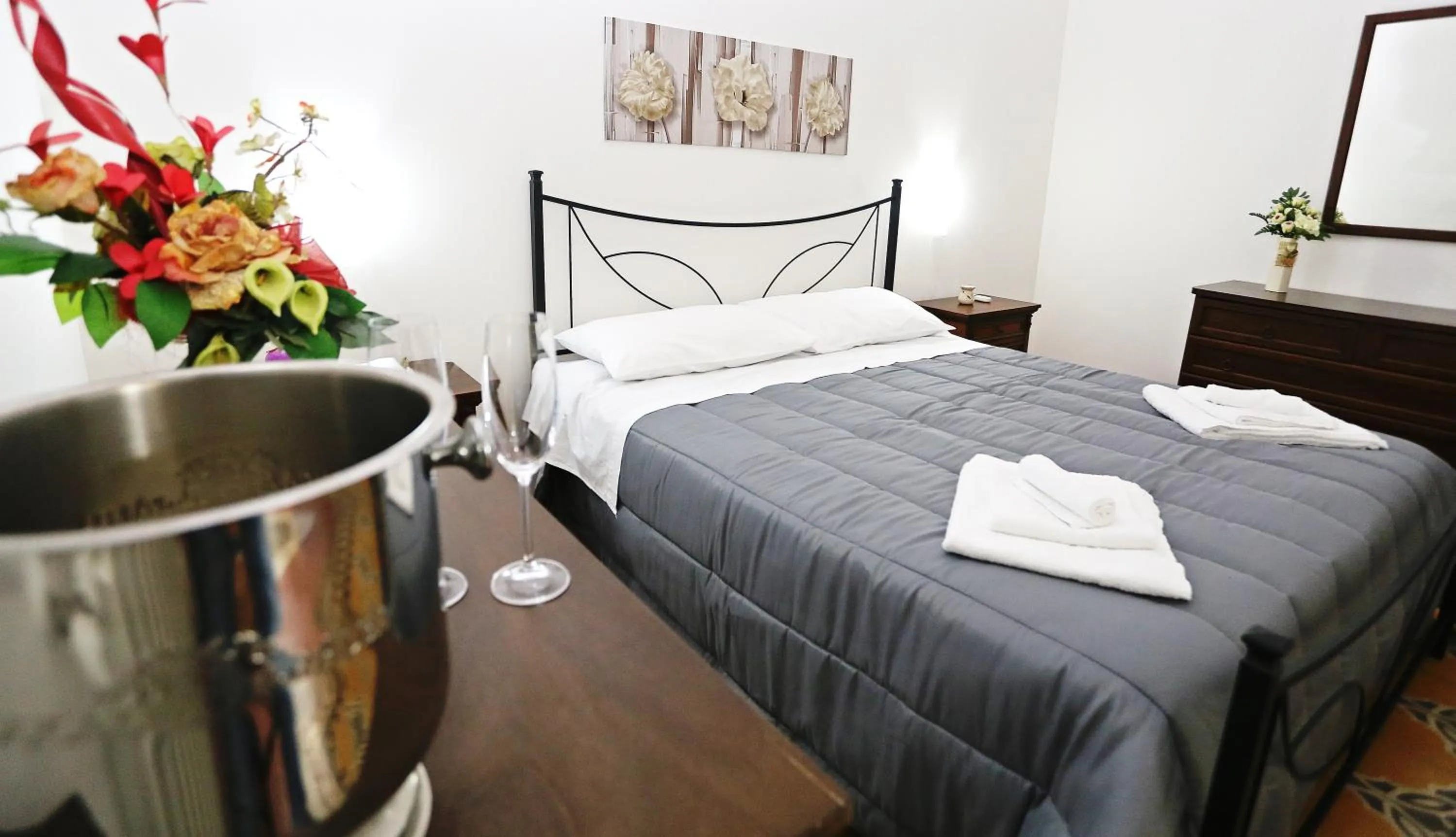 Photo of the whole room, Bed in Rest and Go