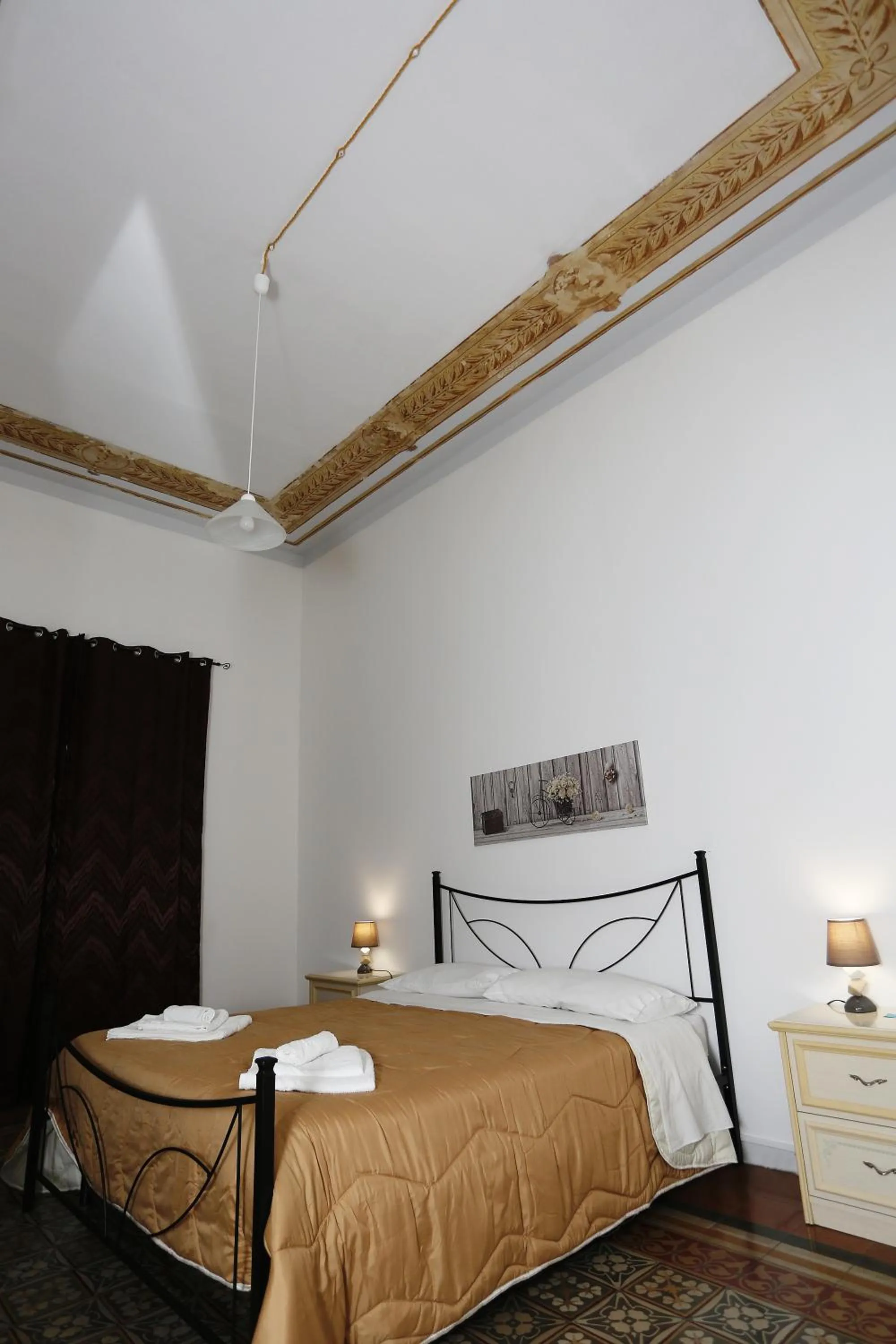 Photo of the whole room, Bed in Rest and Go