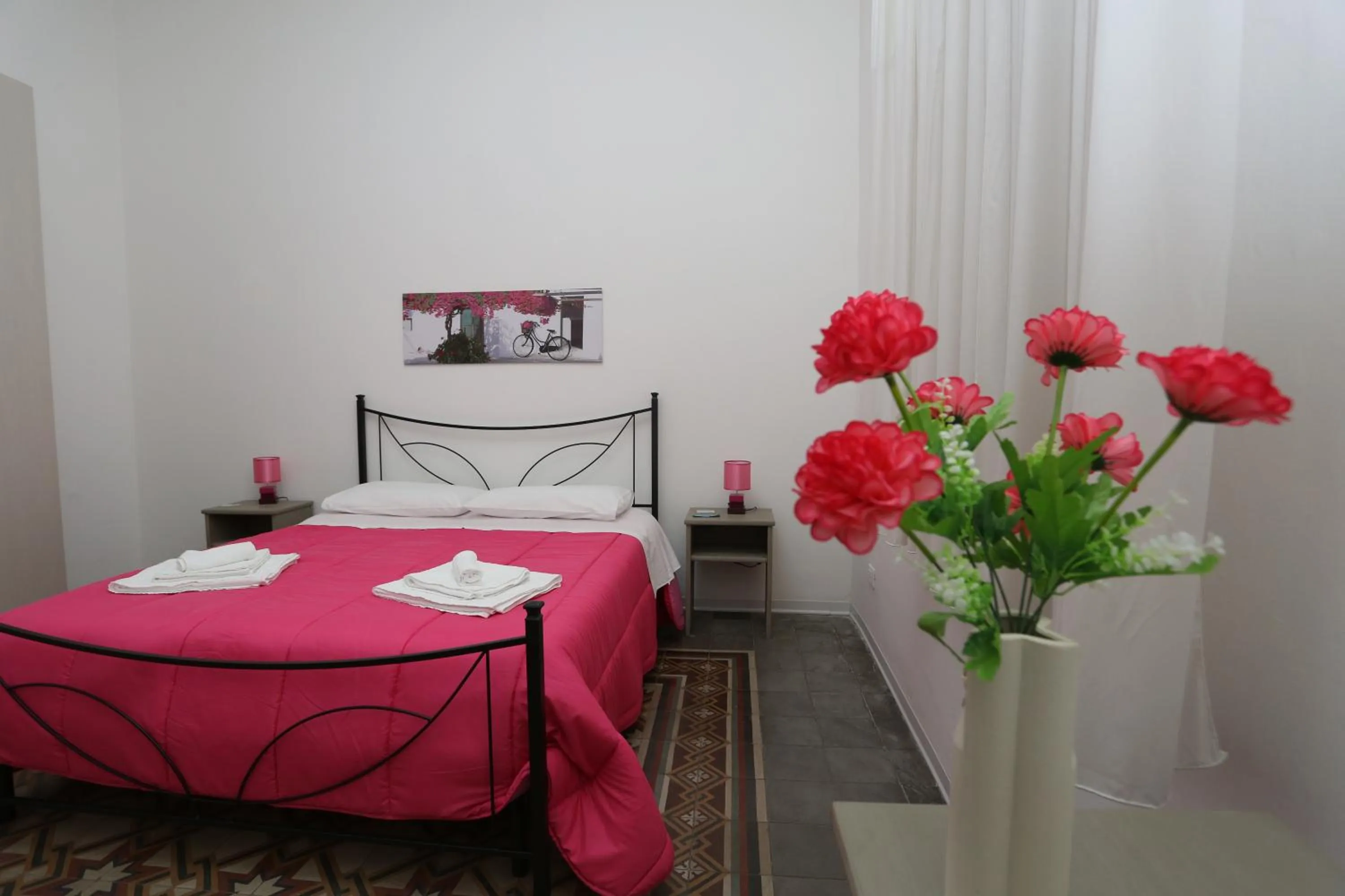 Photo of the whole room, Bed in Rest and Go