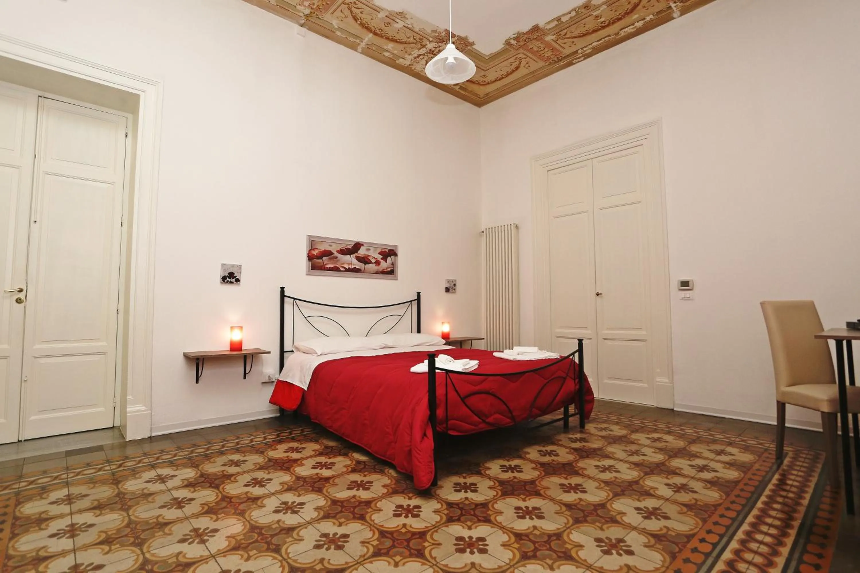 Photo of the whole room, Bed in Rest and Go