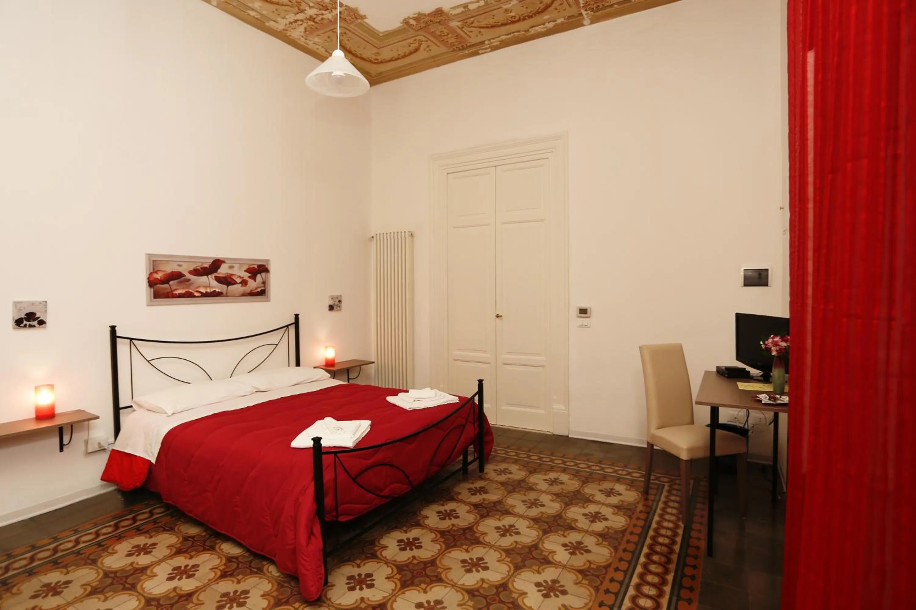 Photo of the whole room, Bed in Rest and Go