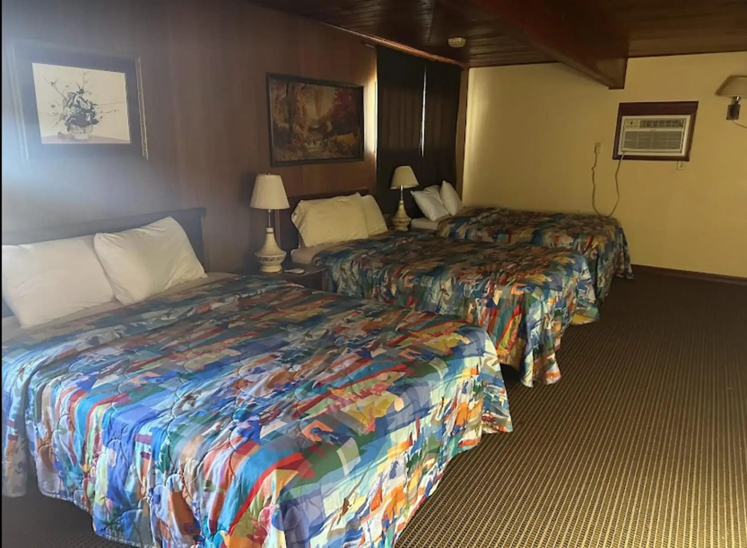 3 Queen Bed in Love Hotels Western Holiday by OYO at Harlan Lake NE 3 Queen Bed in Love Hotels Western Holiday by OYO at Harlan Lake NE