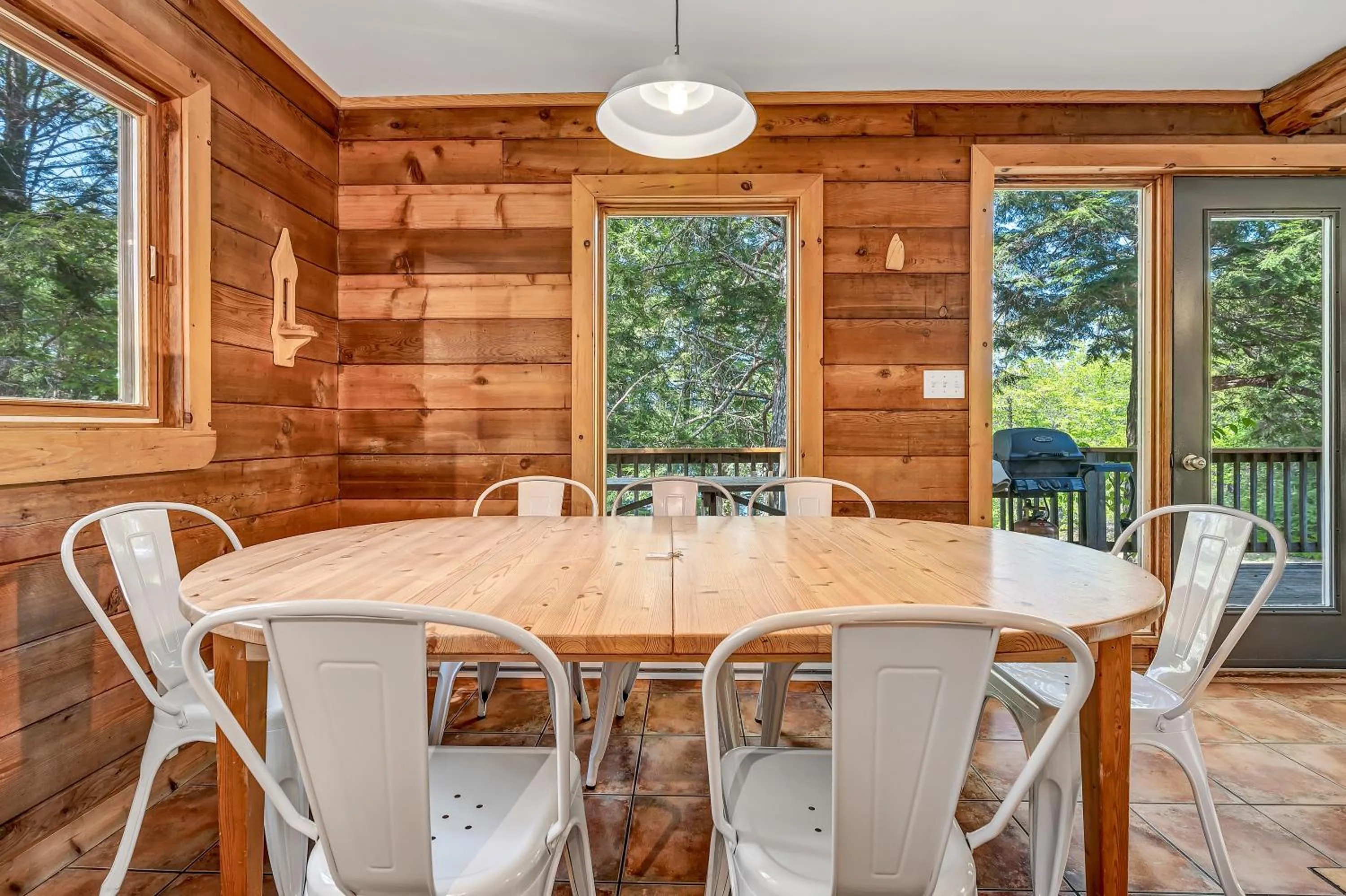 Dining area in Mersey River Chalets a nature retreat