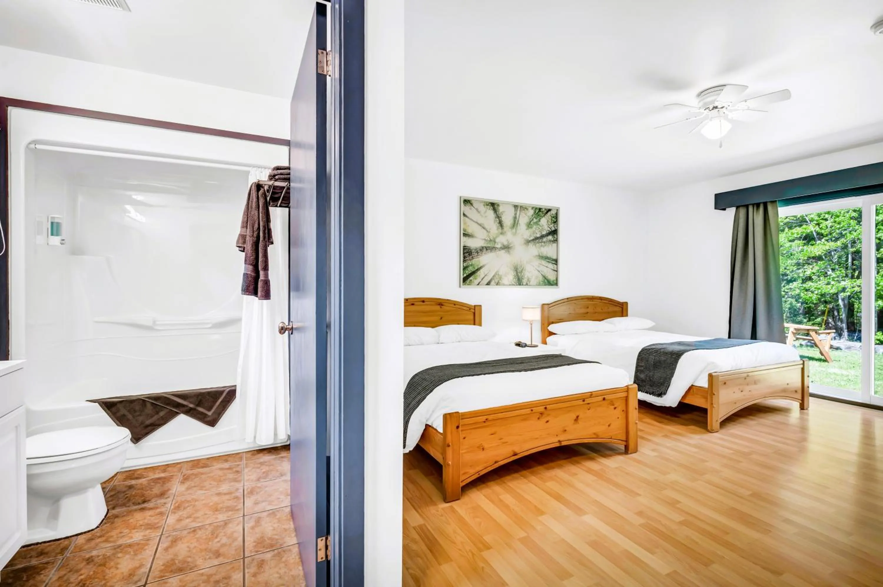 Photo of the whole room, Bed in Mersey River Chalets a nature retreat