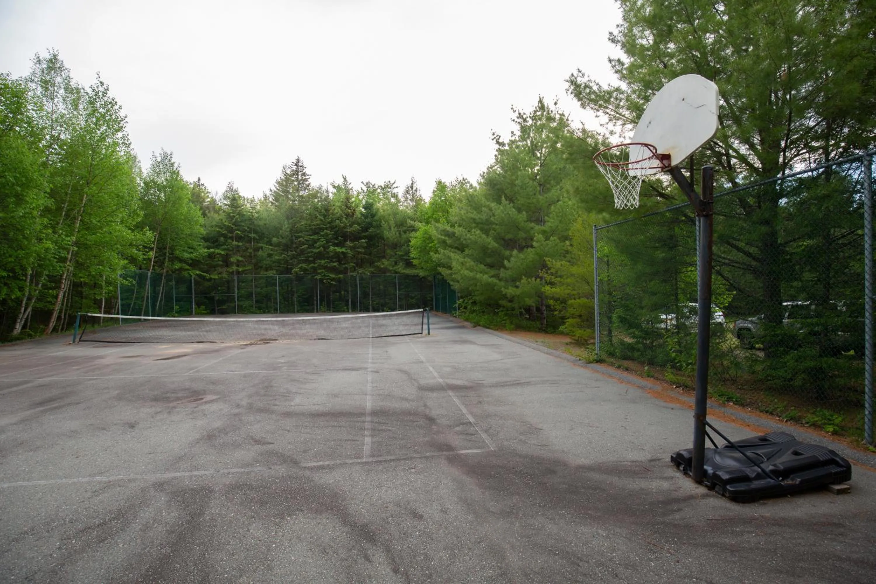 Tennis court in Mersey River Chalets a nature retreat