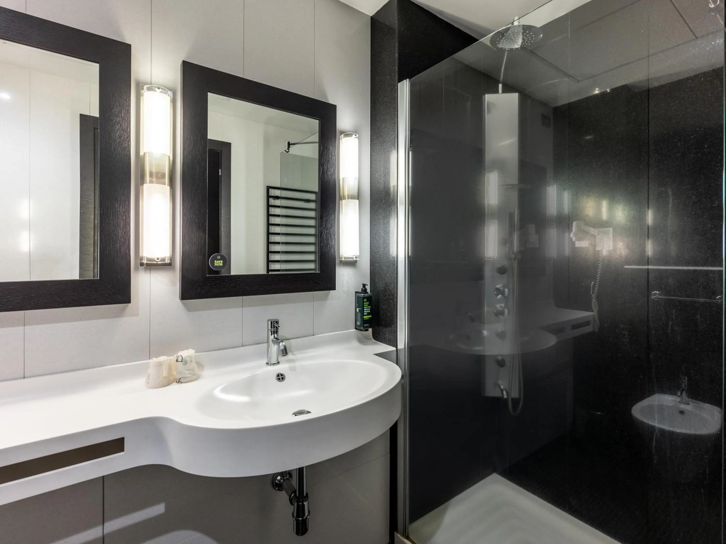 Bathroom in B&B Hotel Borgaro Torinese