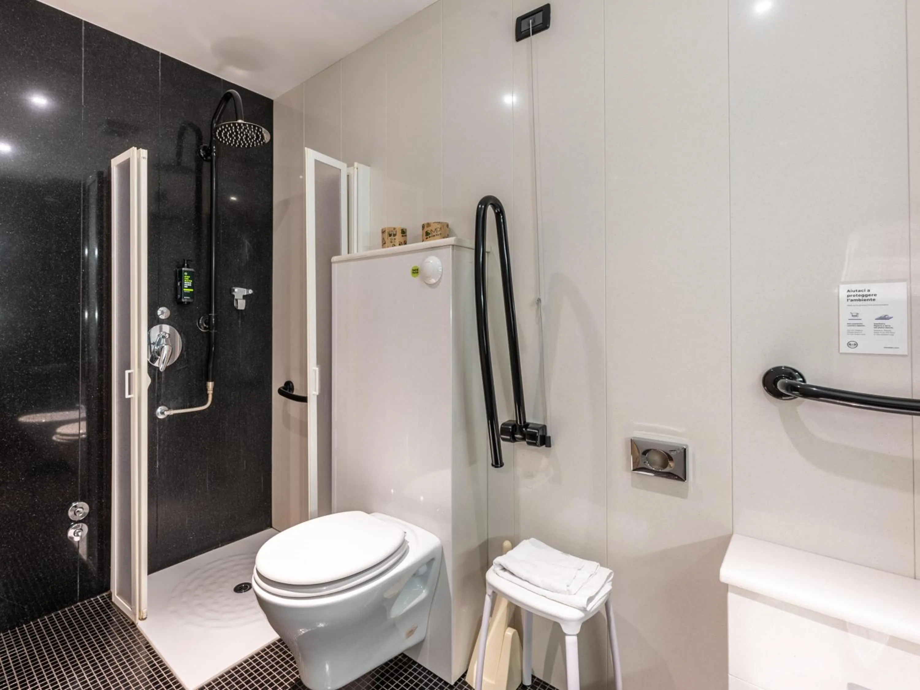 Bathroom in B&B Hotel Borgaro Torinese