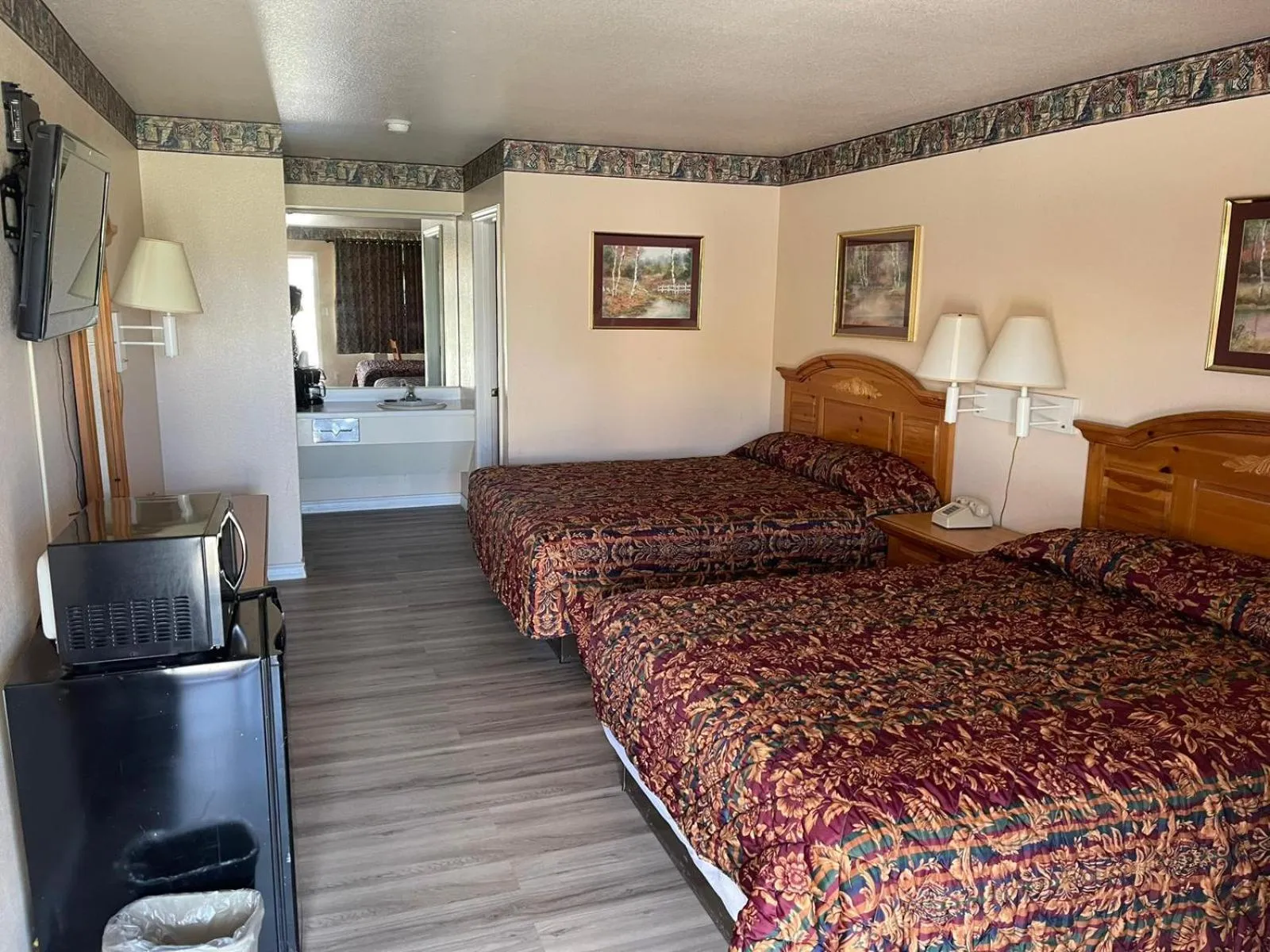 Bedroom, Bed in Lakeside inn & suites by OYO Mathis I 37