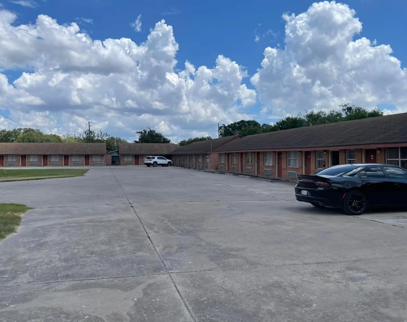 Parking in Lakeside inn & suites by OYO Mathis I 37