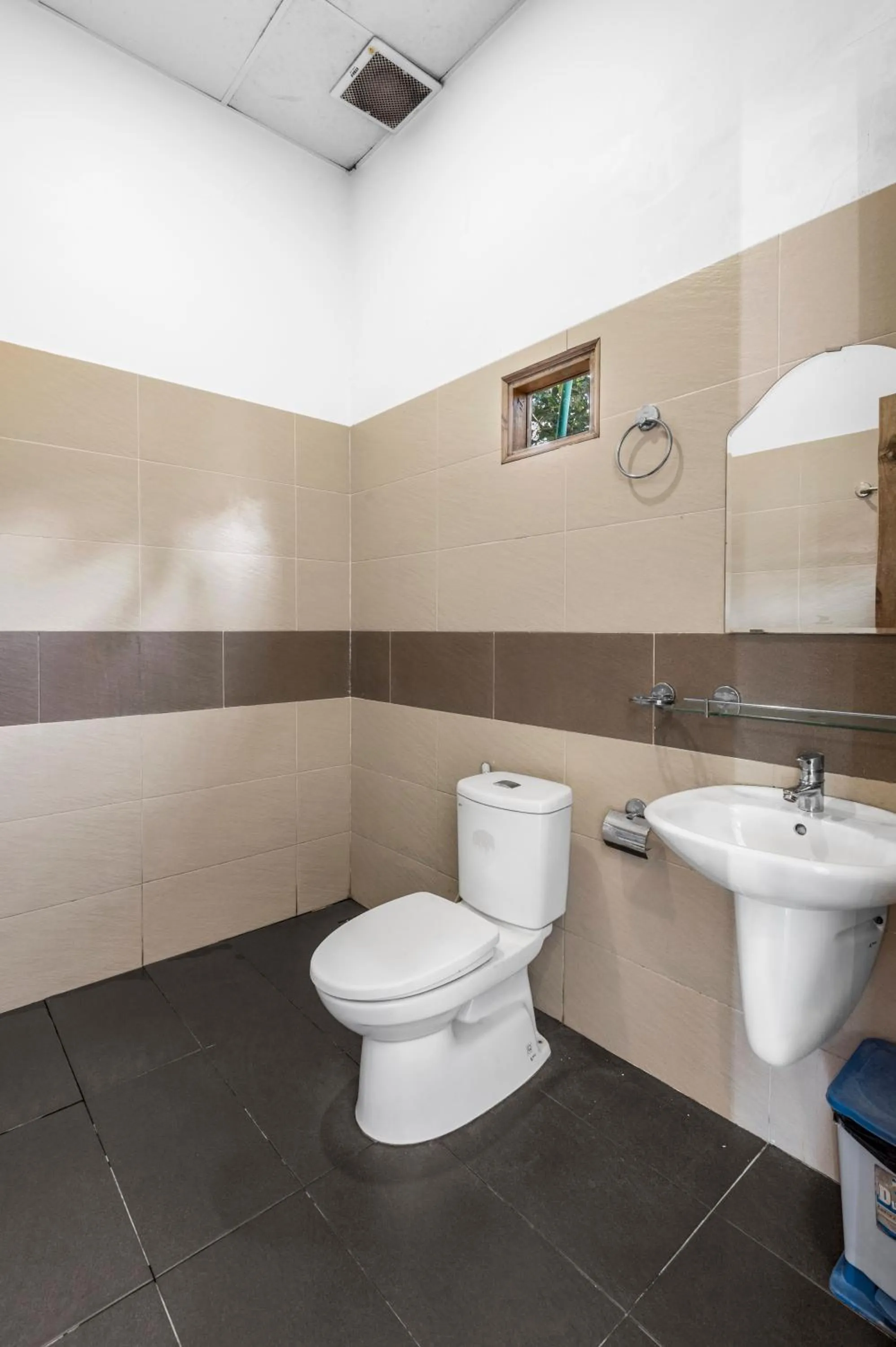 Toilet in Nhat Huy Bungalow Phu Quoc