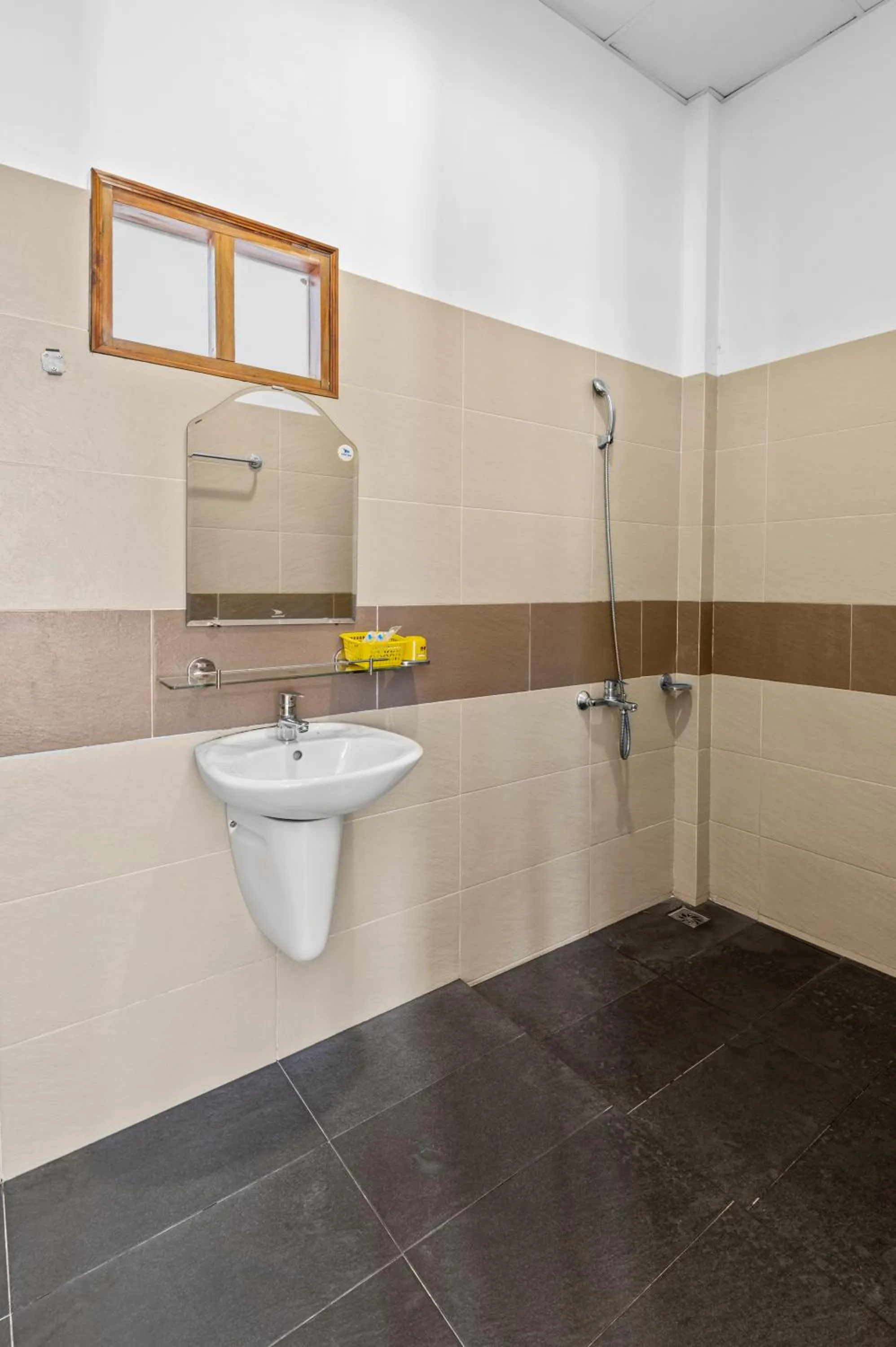 Shower in Nhat Huy Bungalow Phu Quoc