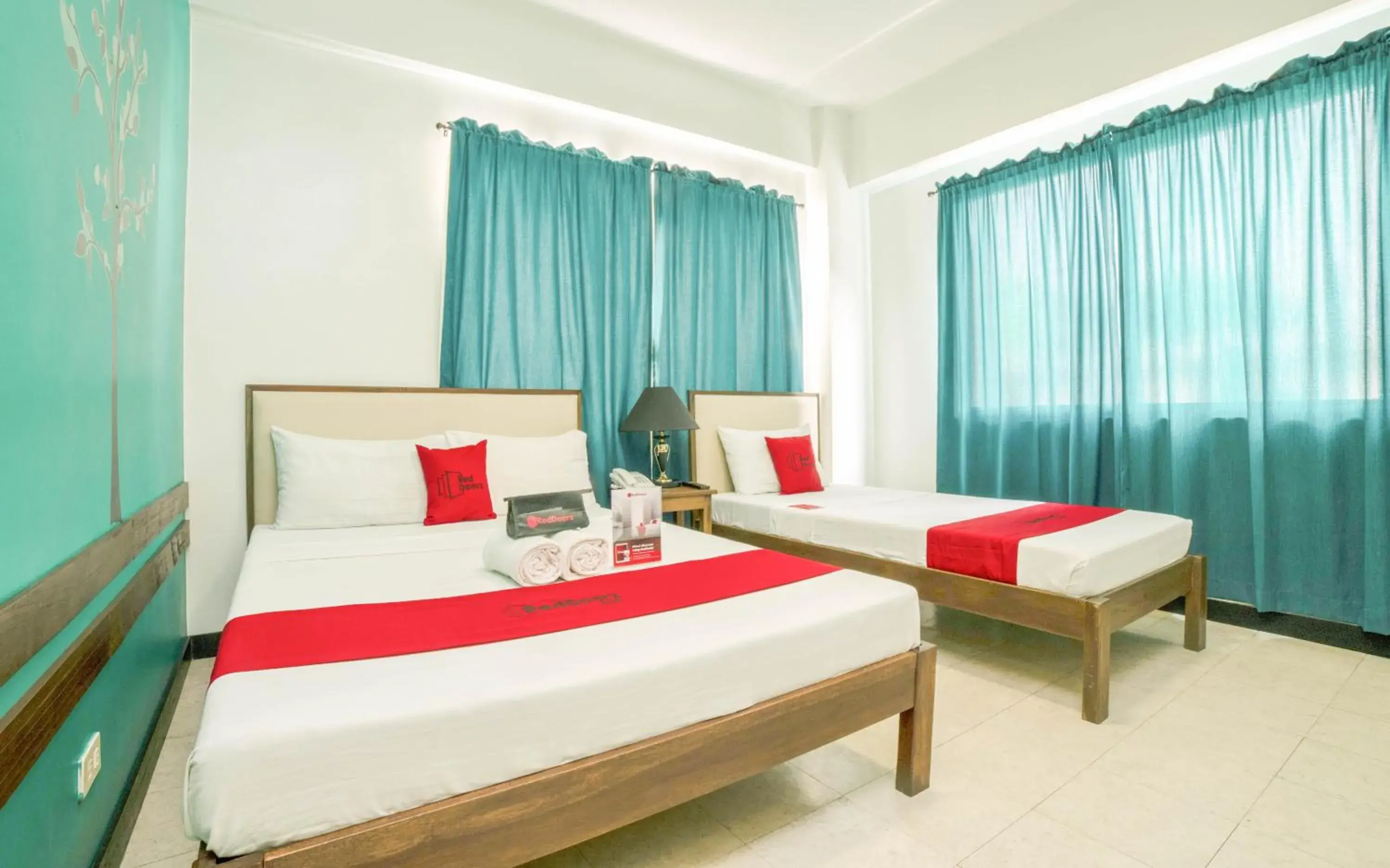 Deluxe Room in RedDoorz Plus near Rizal Junction Deluxe Room in RedDoorz Plus near Rizal Junction