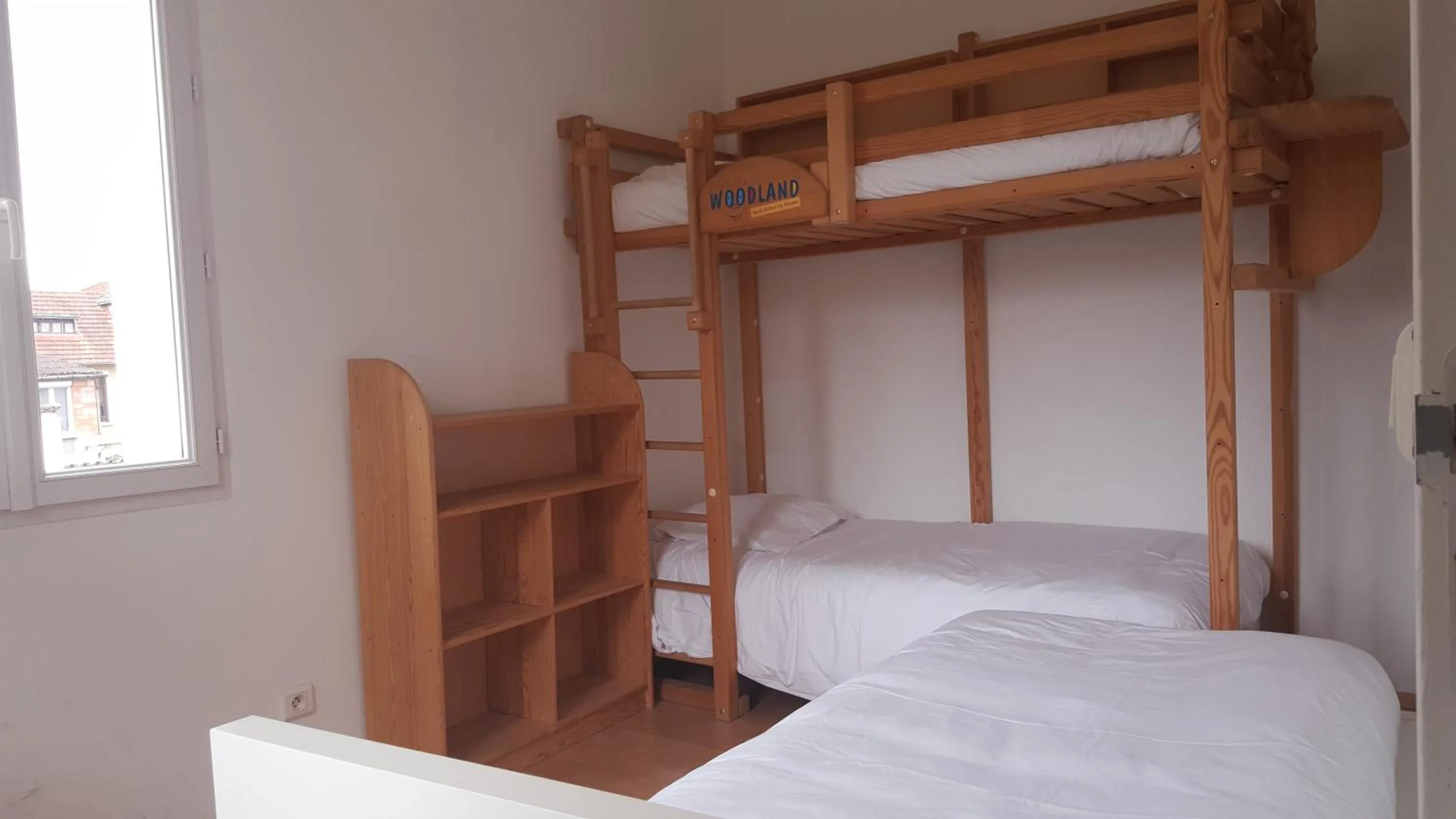 bunk bed, Bed in Cafe de Paris