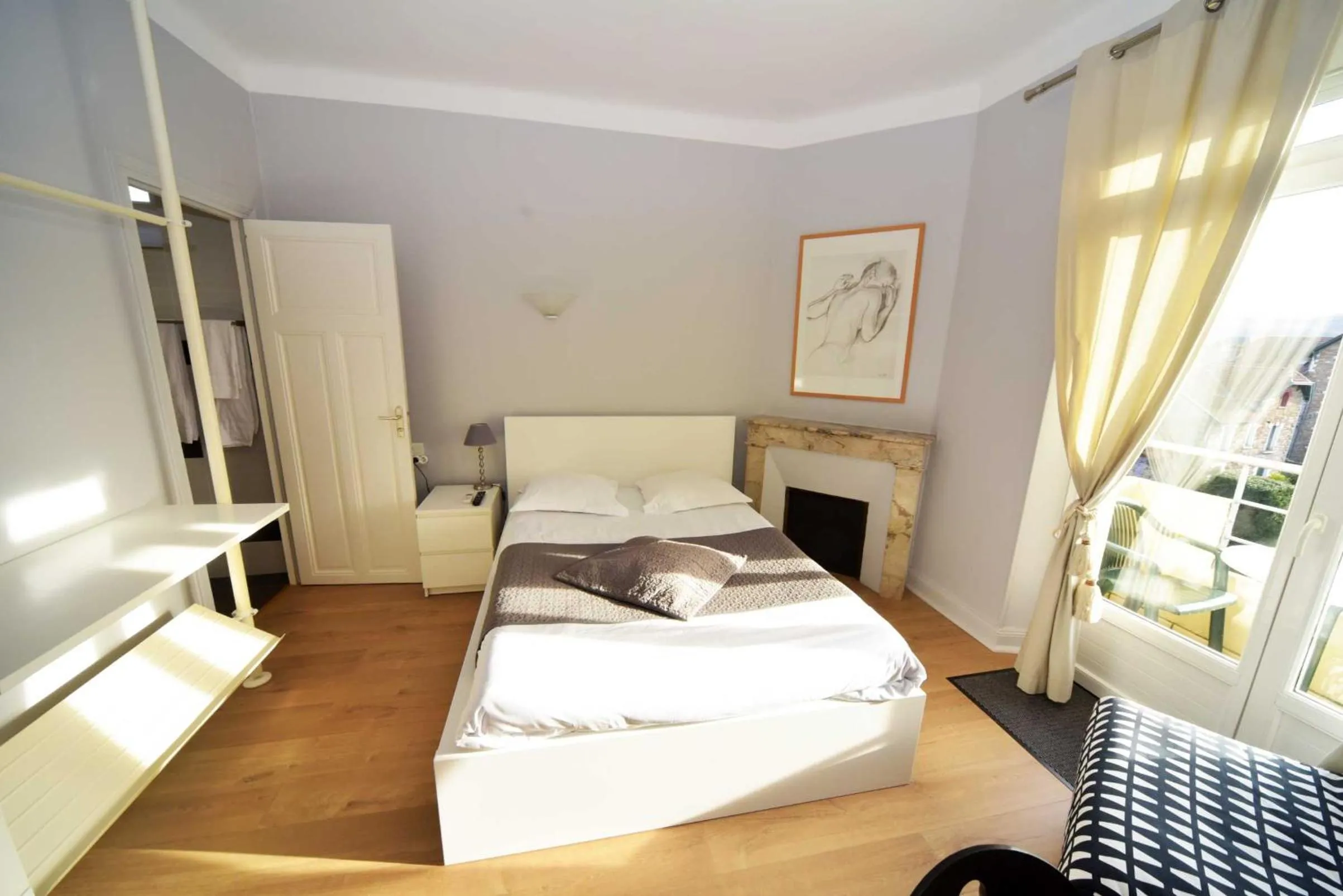 Bed in Cafe de Paris