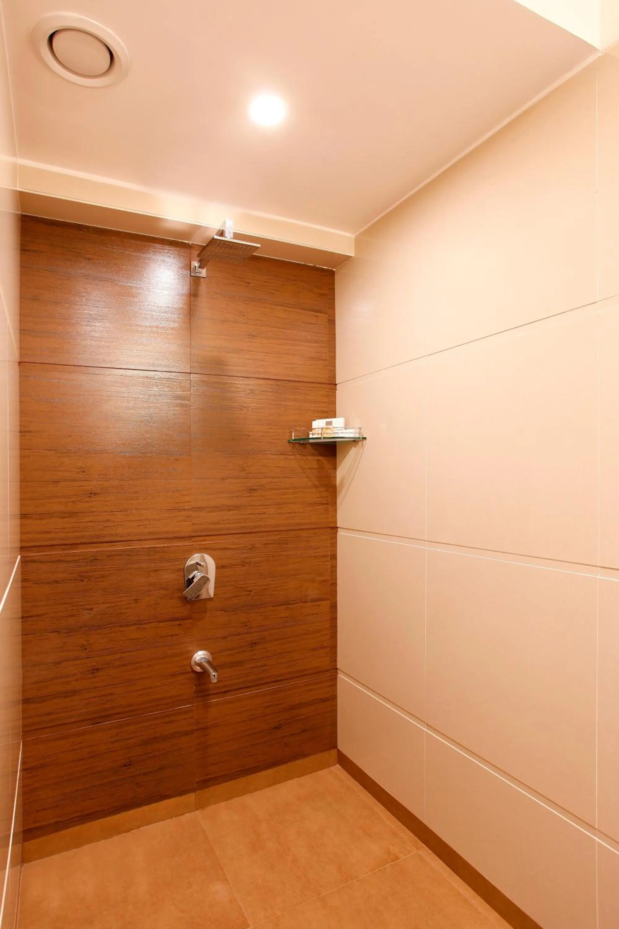 Bathroom in Hotel Dwarkamai