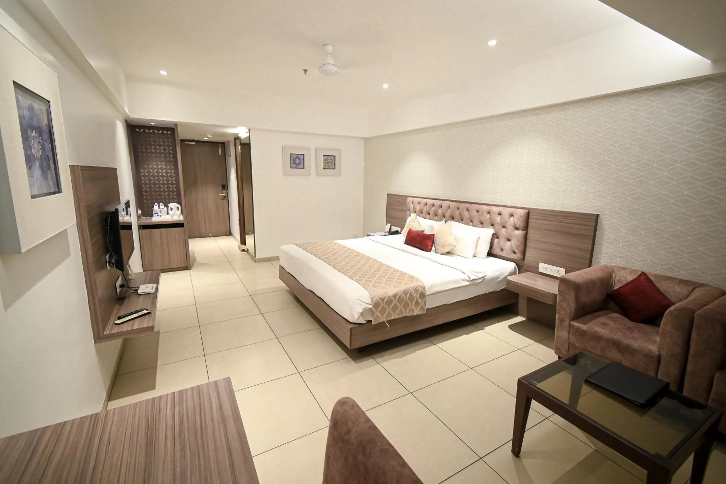 Bed in Hotel Dwarkamai