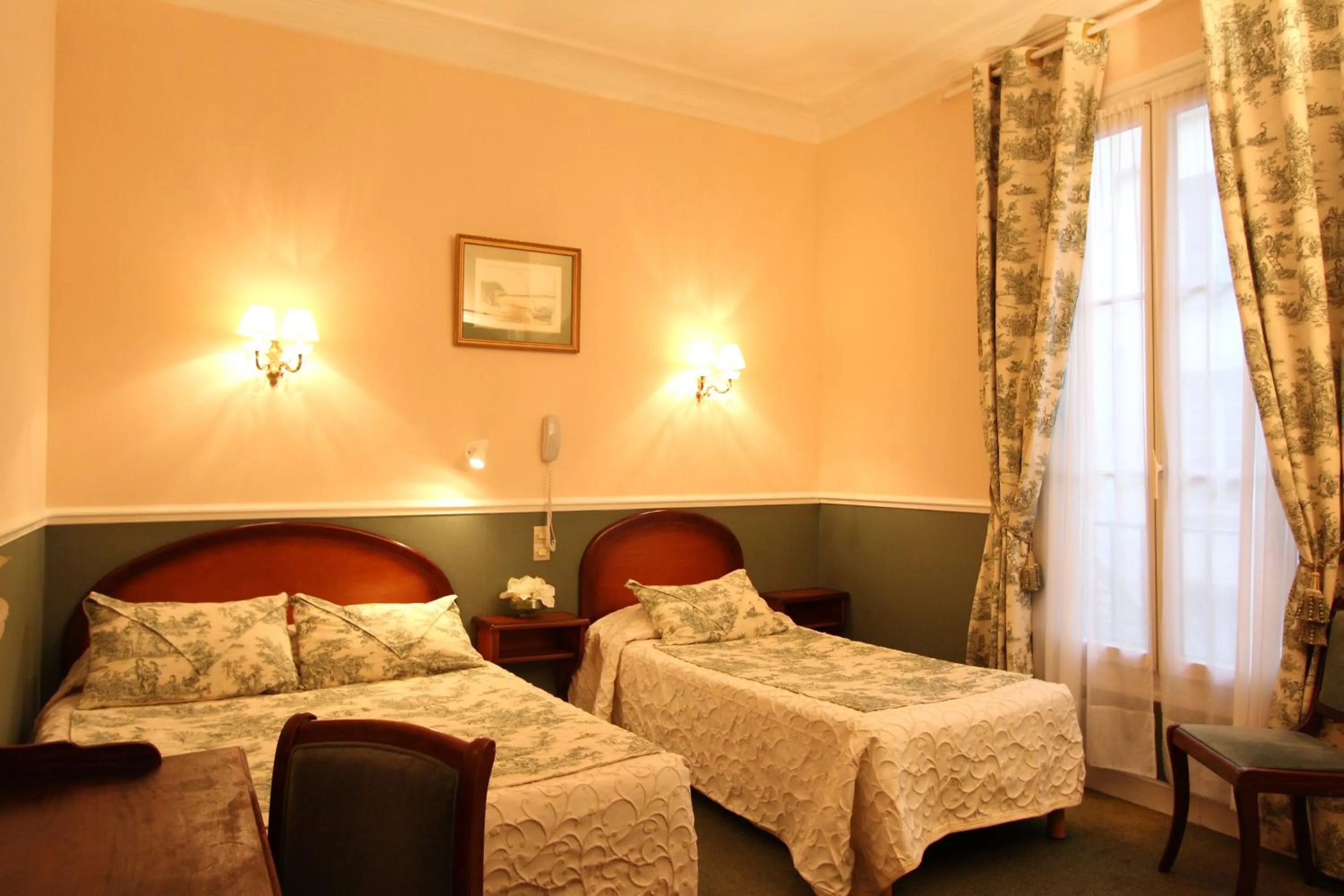 Photo of the whole room, Bed in Hôtel Chopin