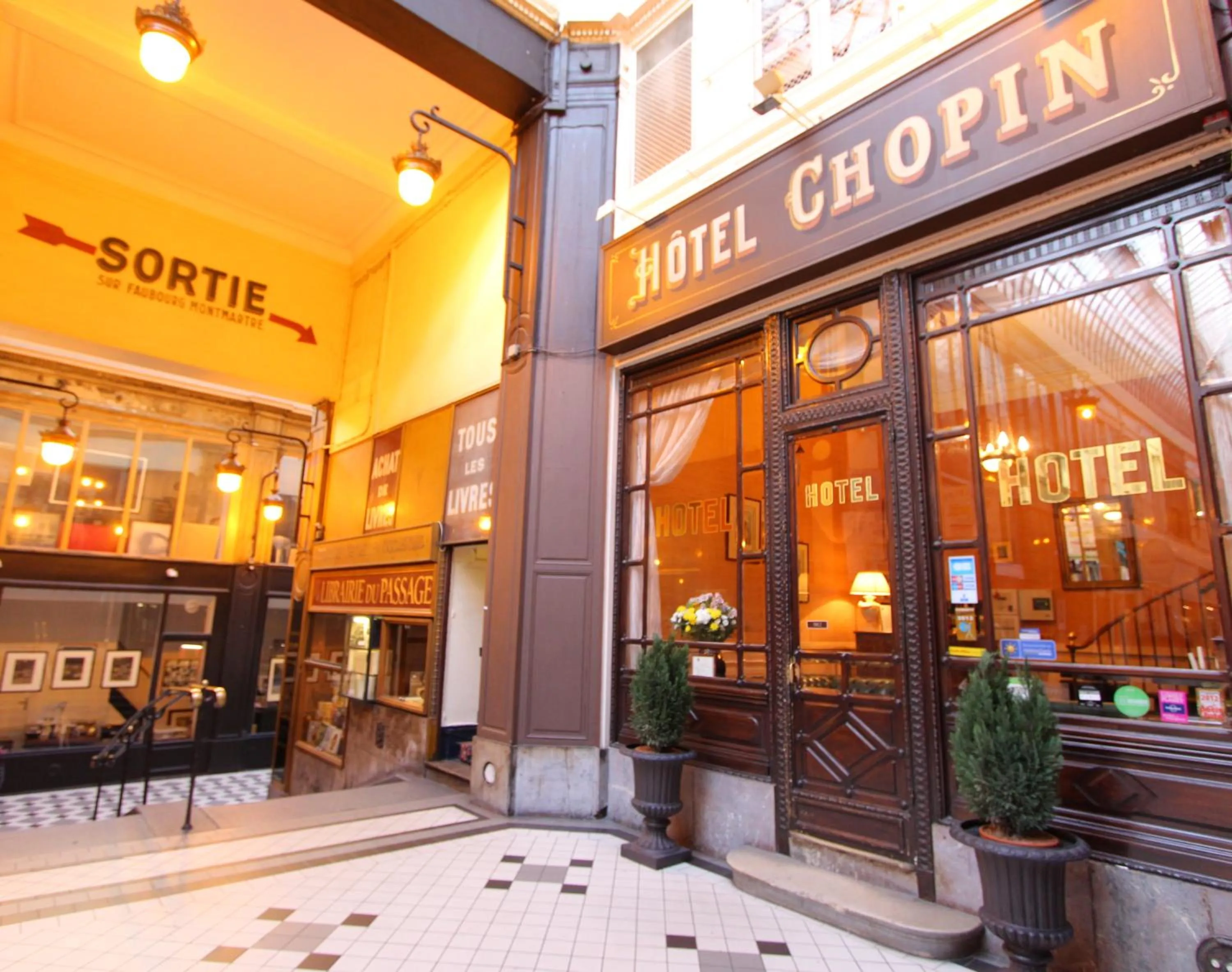 Facade/entrance in Hôtel Chopin