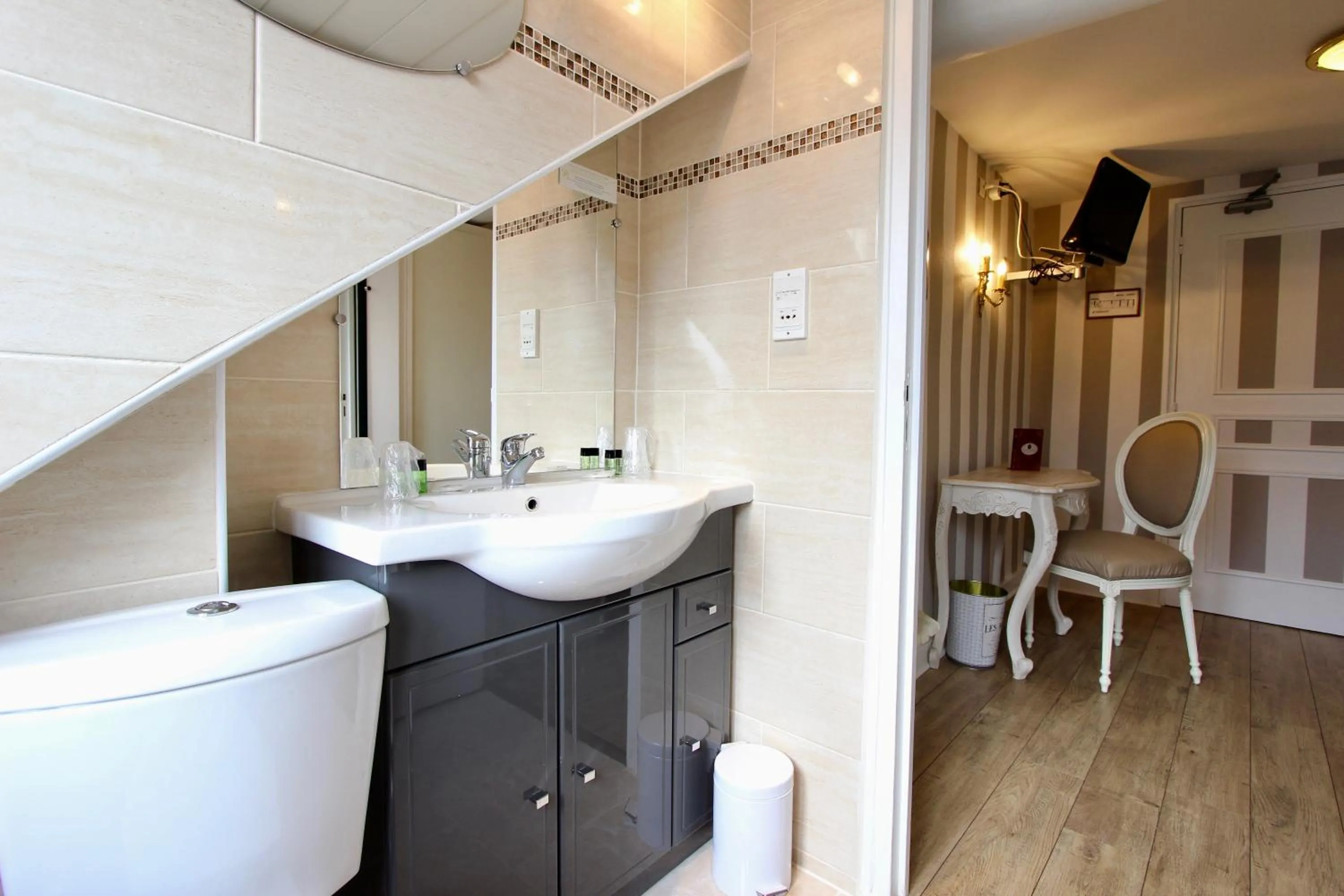 Photo of the whole room in Hôtel Chopin