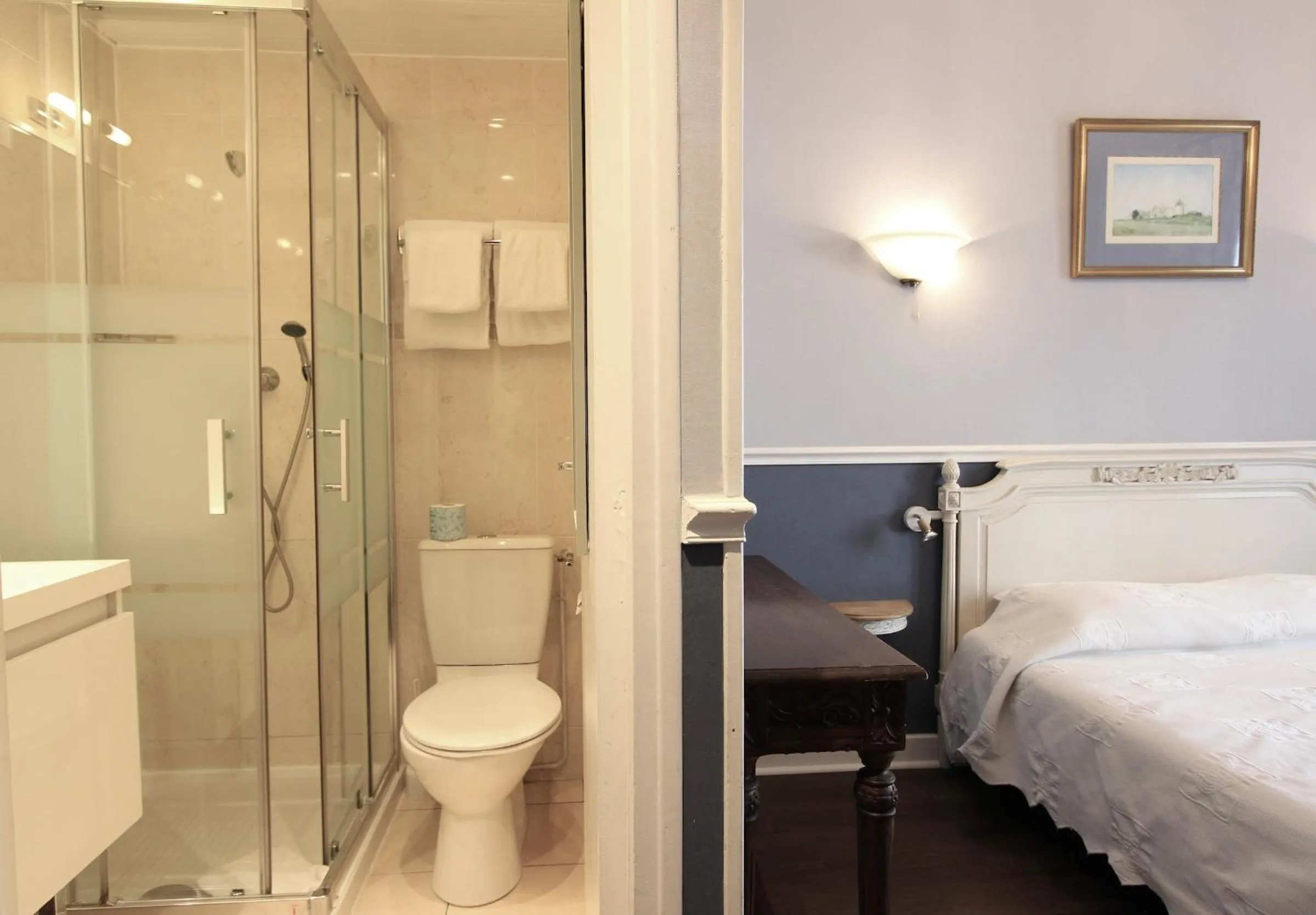 Bathroom, Bed in Hôtel Chopin