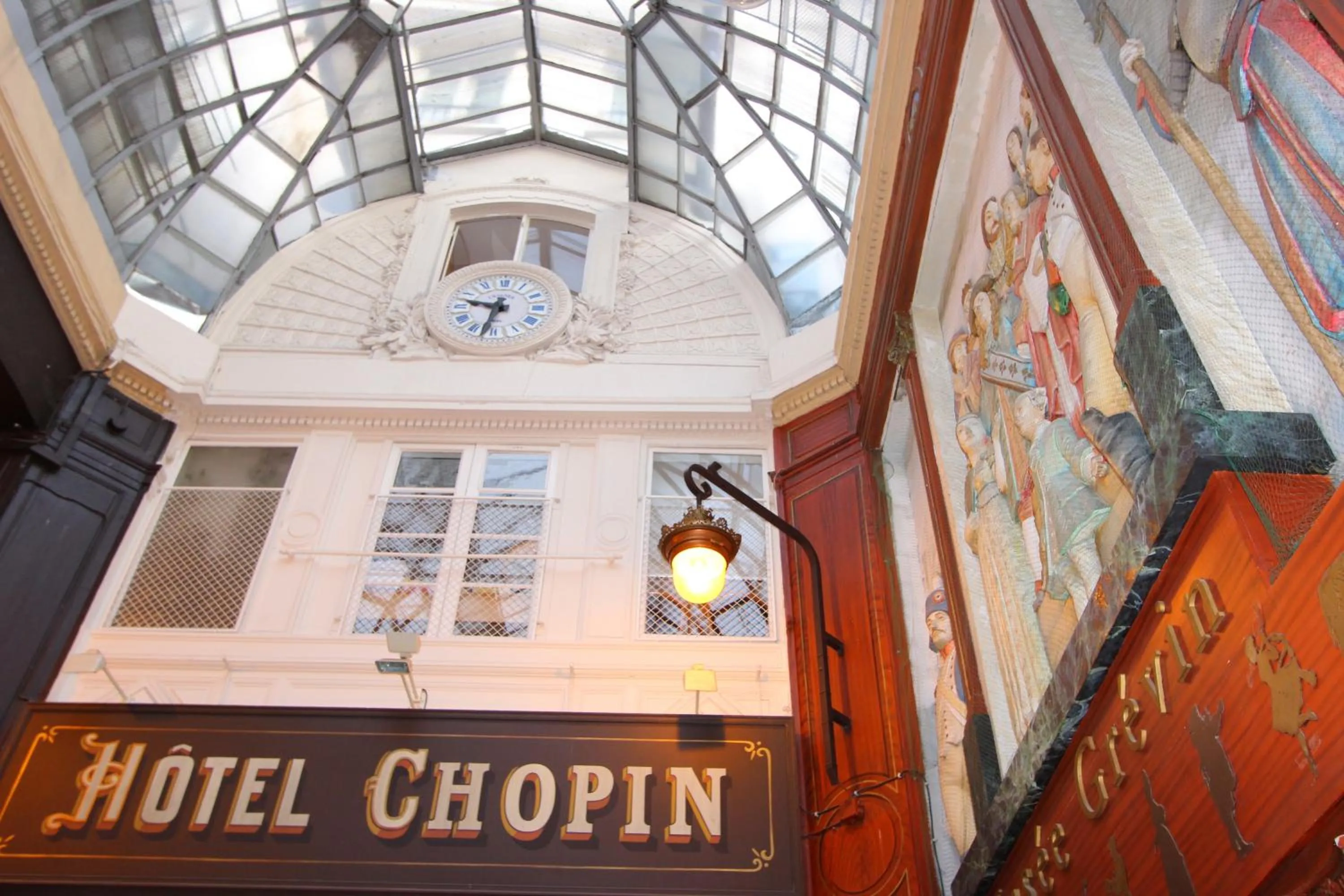 Facade/entrance in Hôtel Chopin