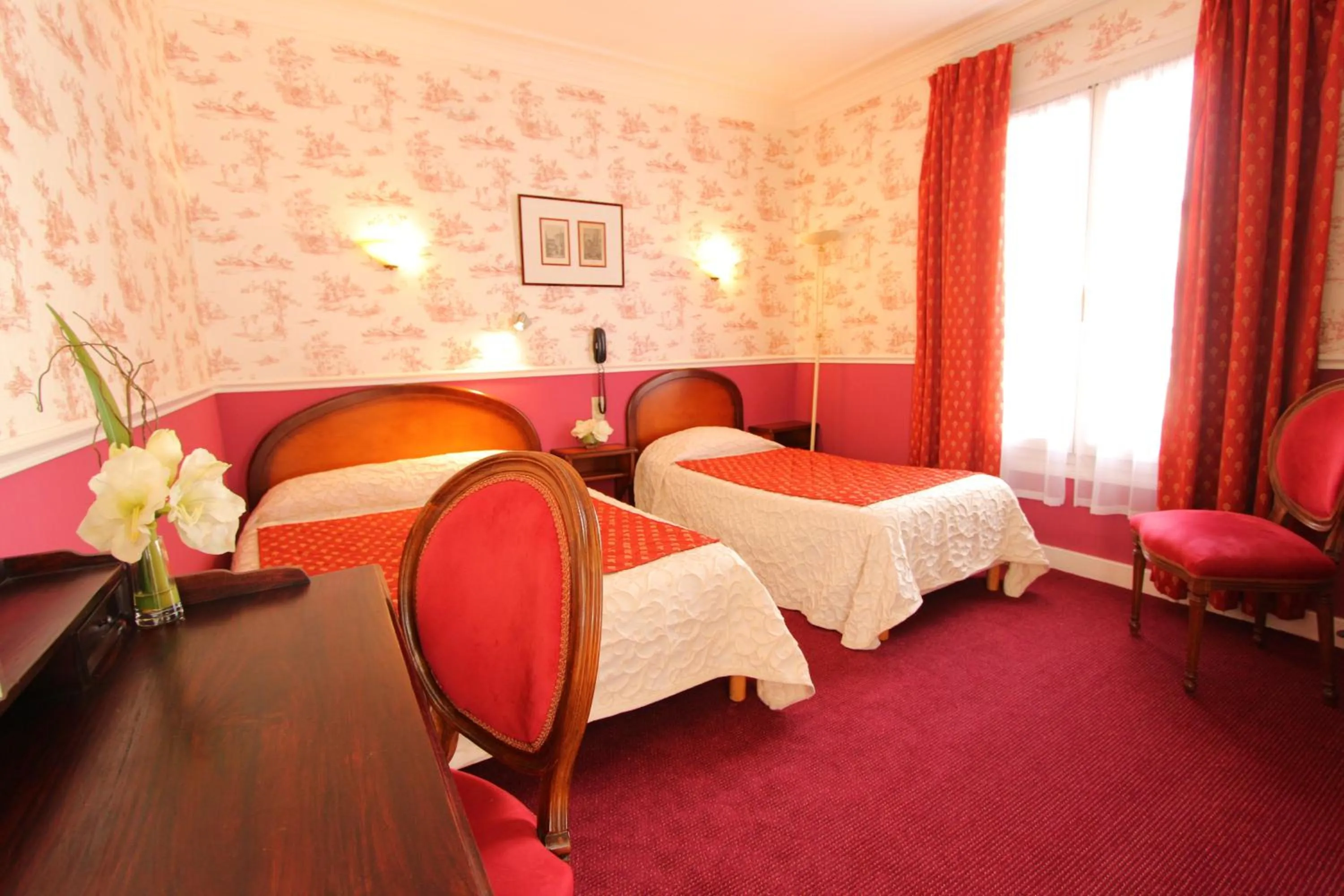 Photo of the whole room, Bed in Hôtel Chopin