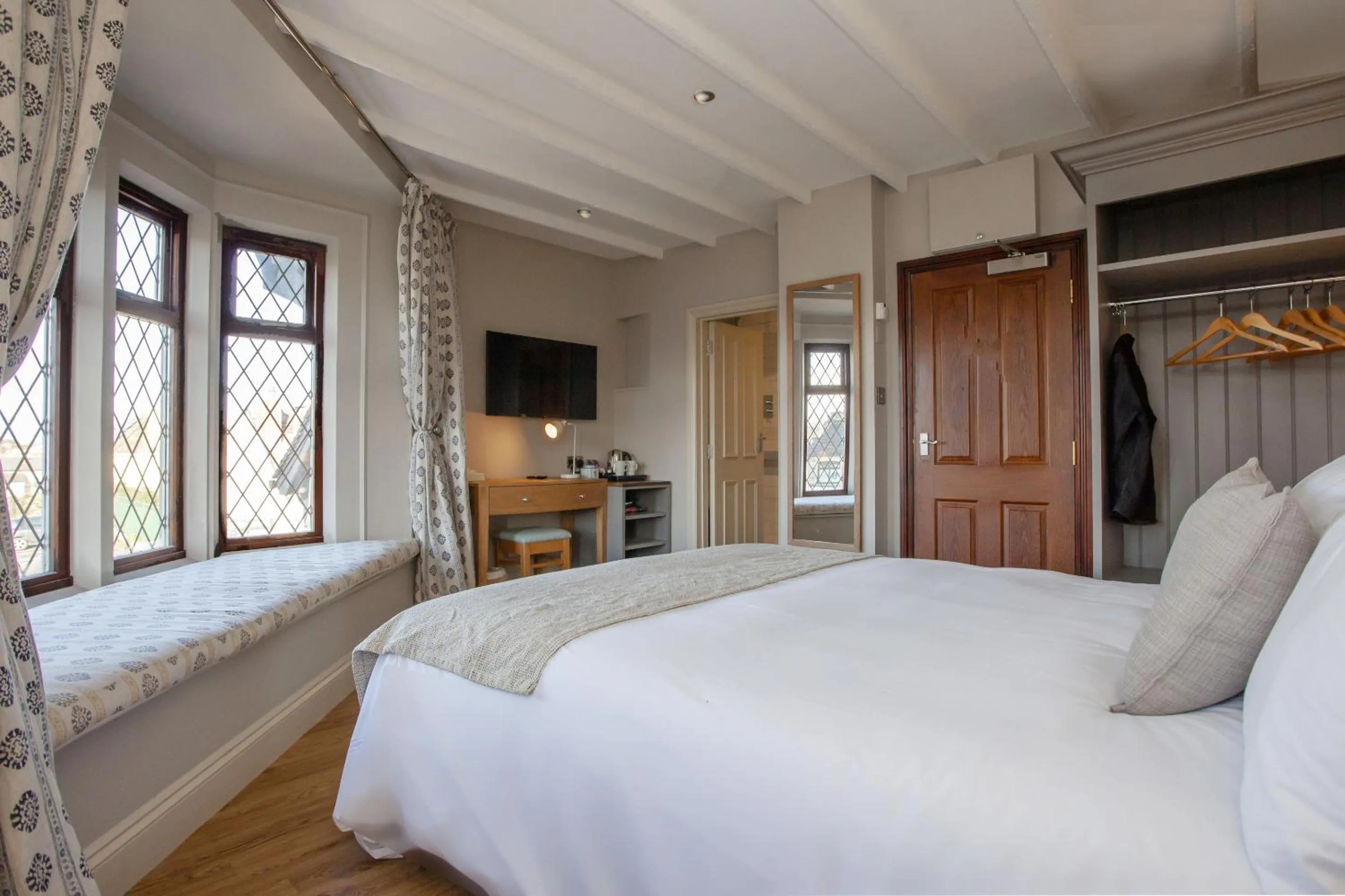 Bedroom, Bed in The Woodborough Inn