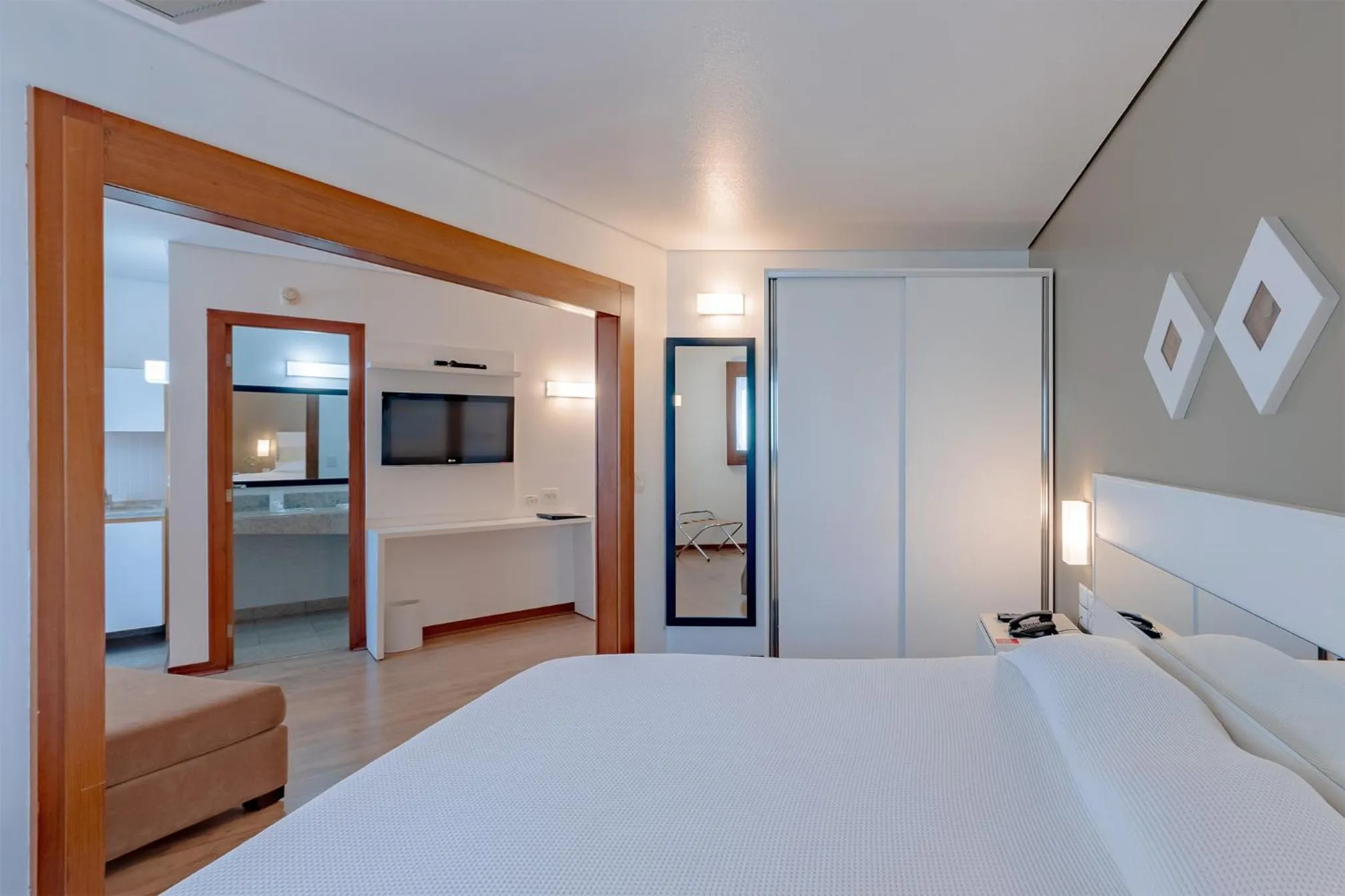 Photo of the whole room, Bed in Bristol Brasil 500 Curitiba Batel