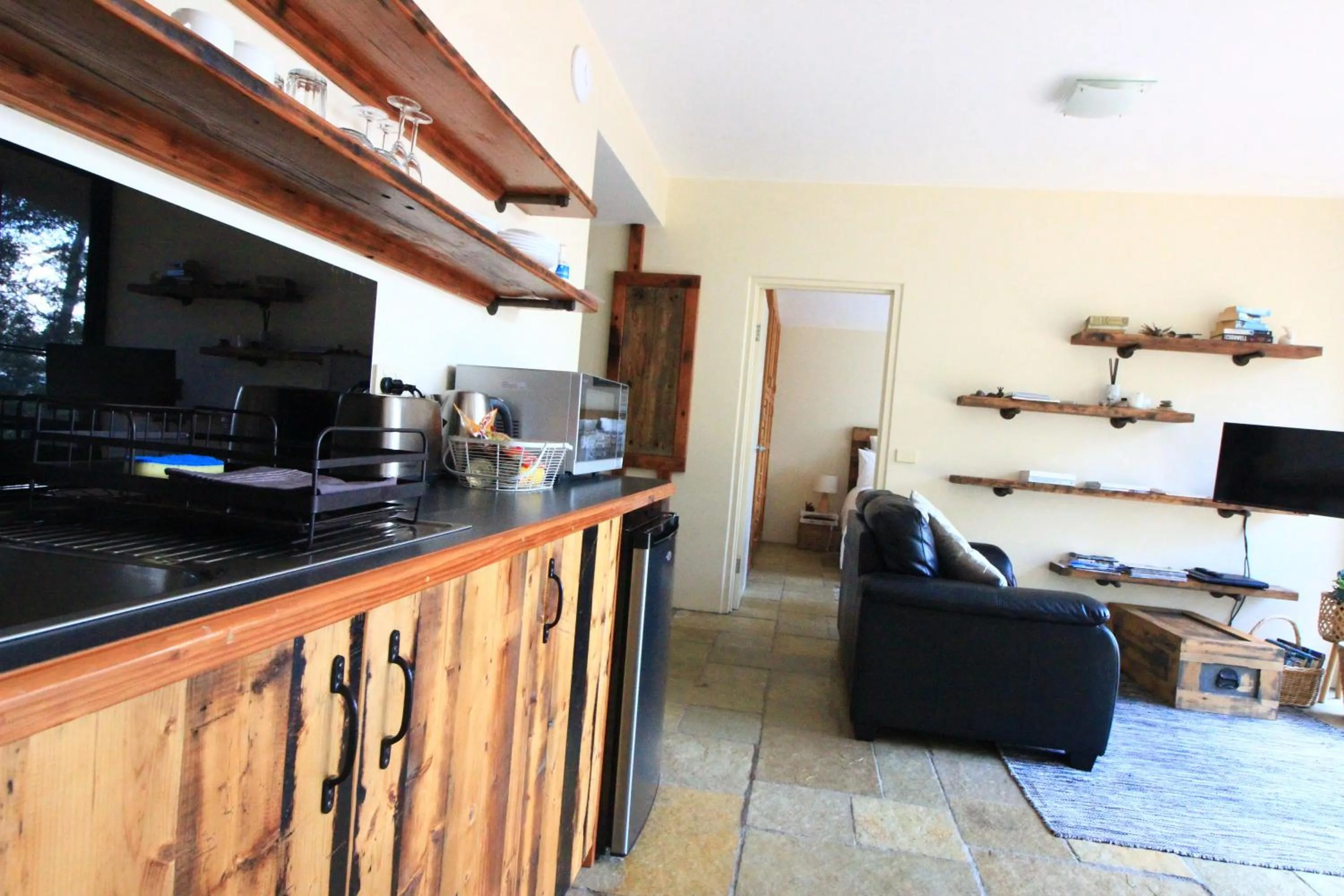 Kitchen or kitchenette in Down to Earth Farm Retreat