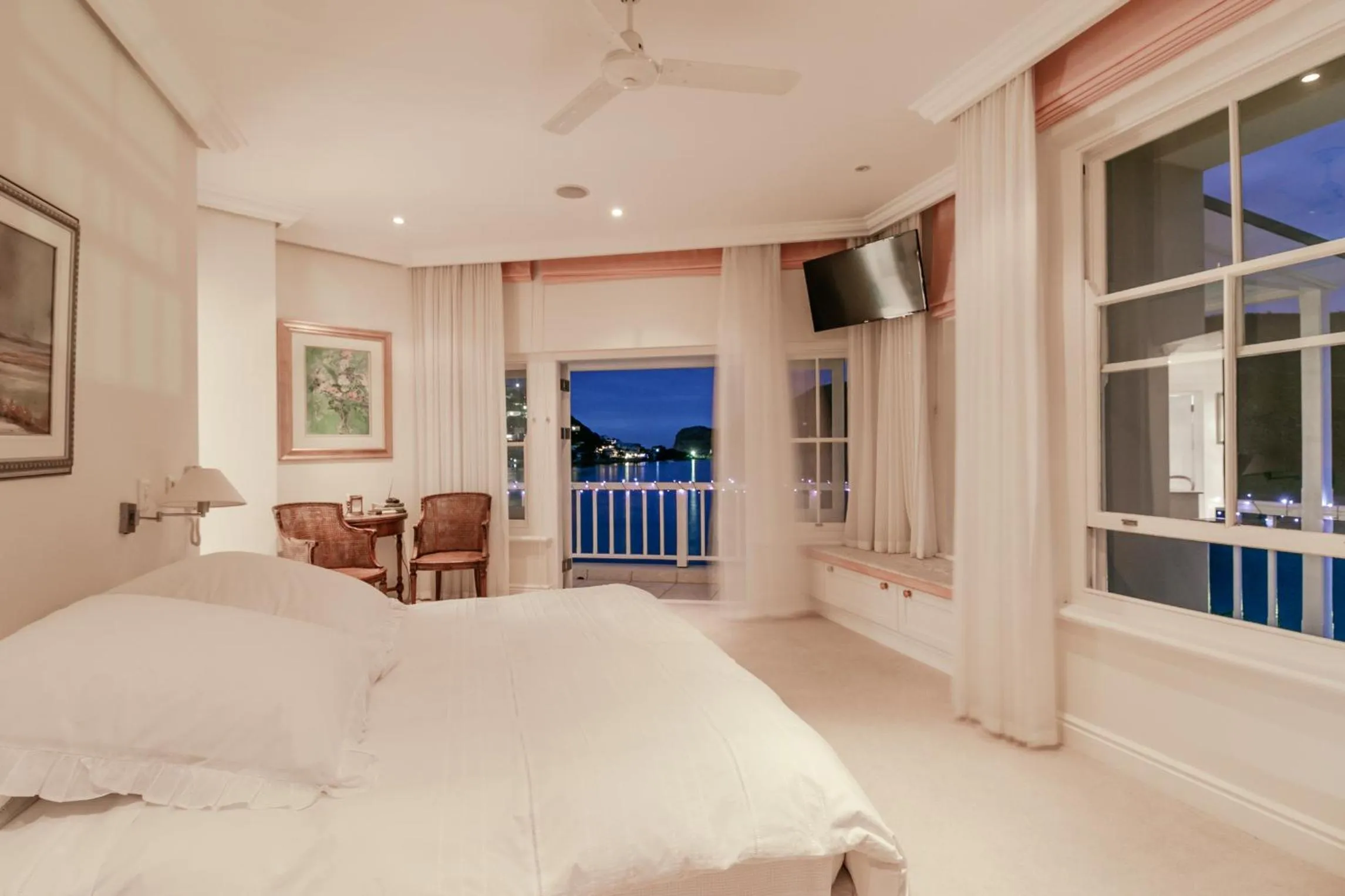 Bed in Isola Bella Guest House