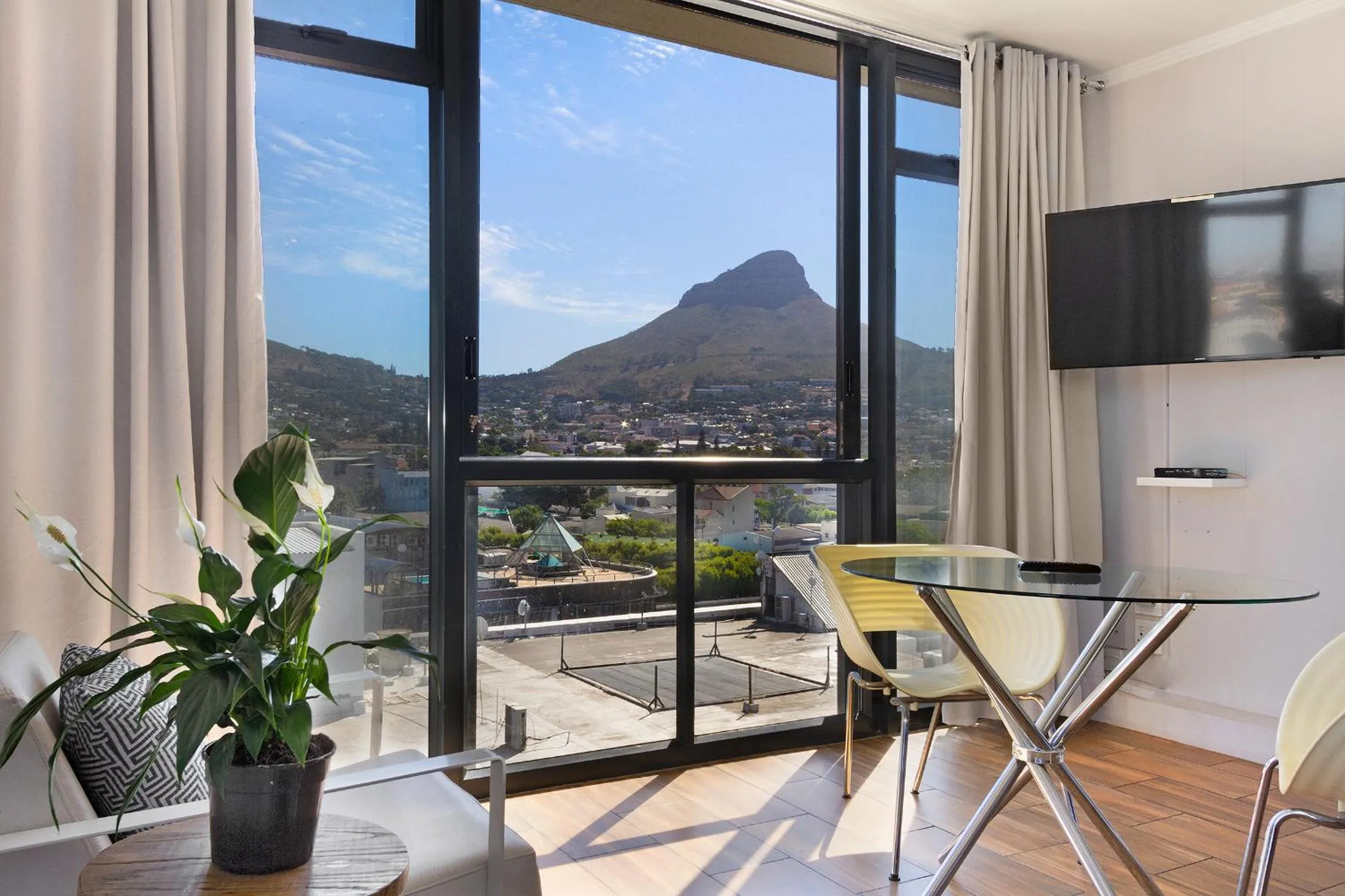Living room in Urban Oasis At The Four Seasons