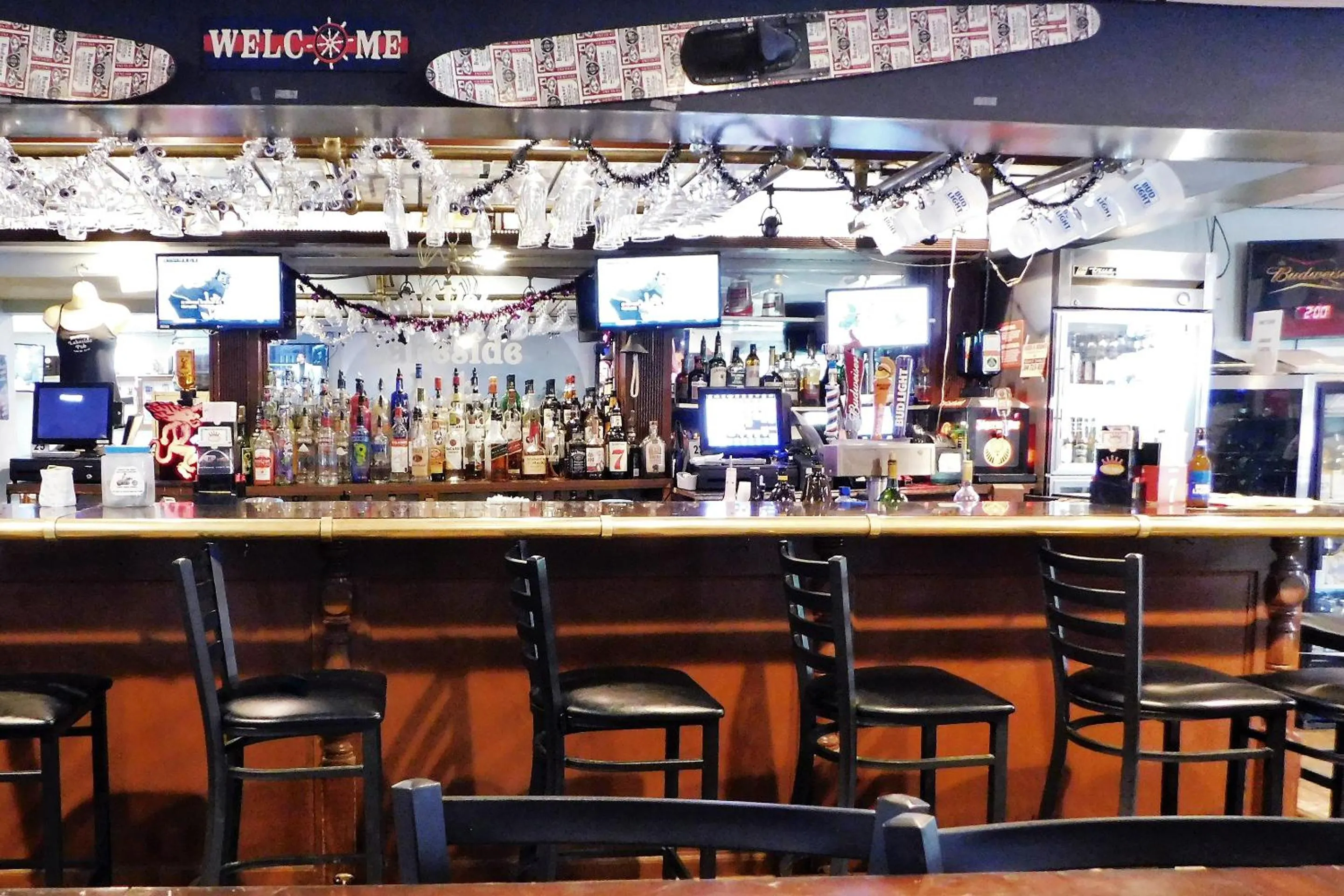 Lounge or bar in Lakeview Inn