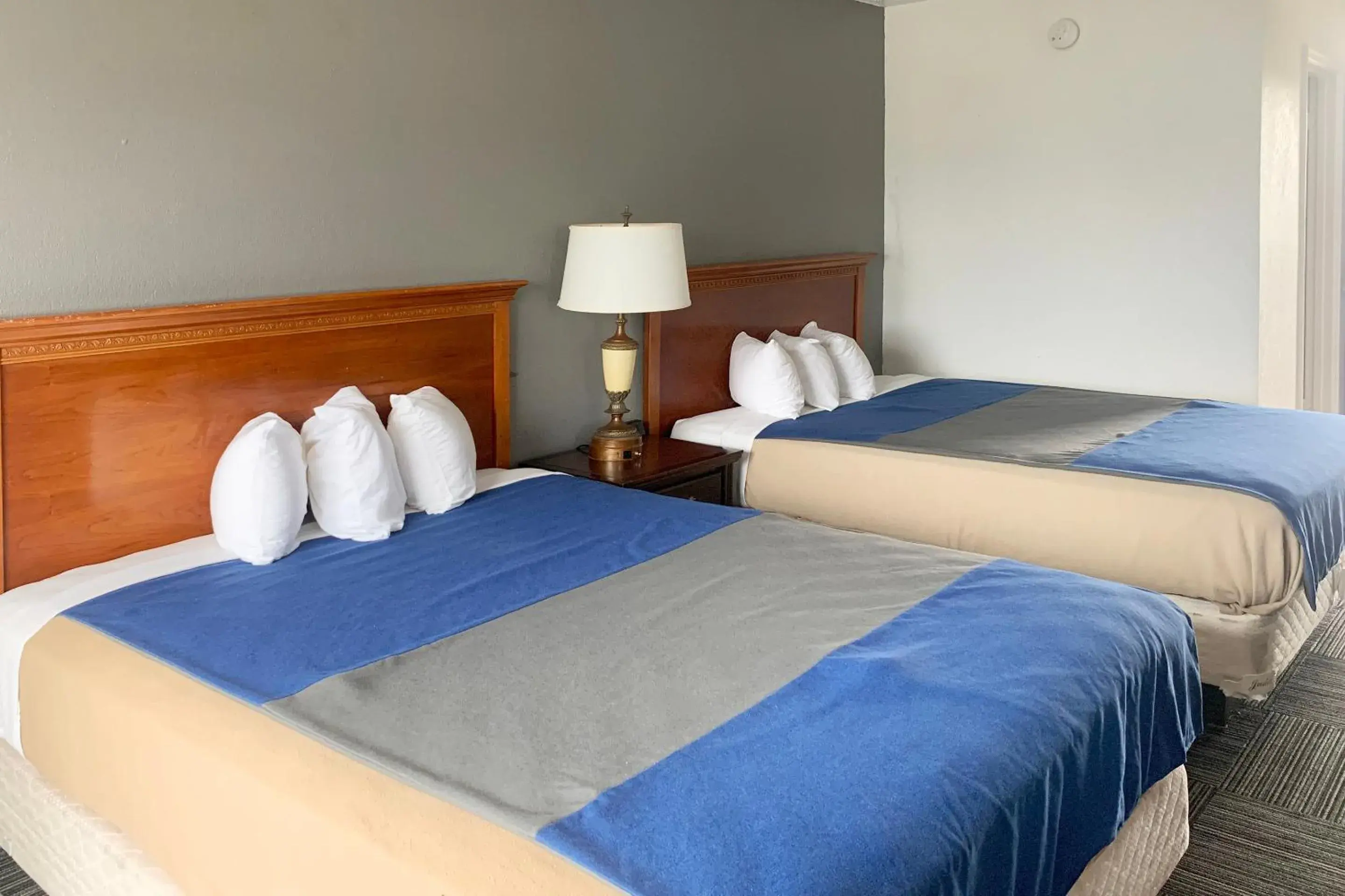 Deluxe Double Room with Balcony in Lakeview Inn Deluxe Double Room with Balcony in Lakeview Inn