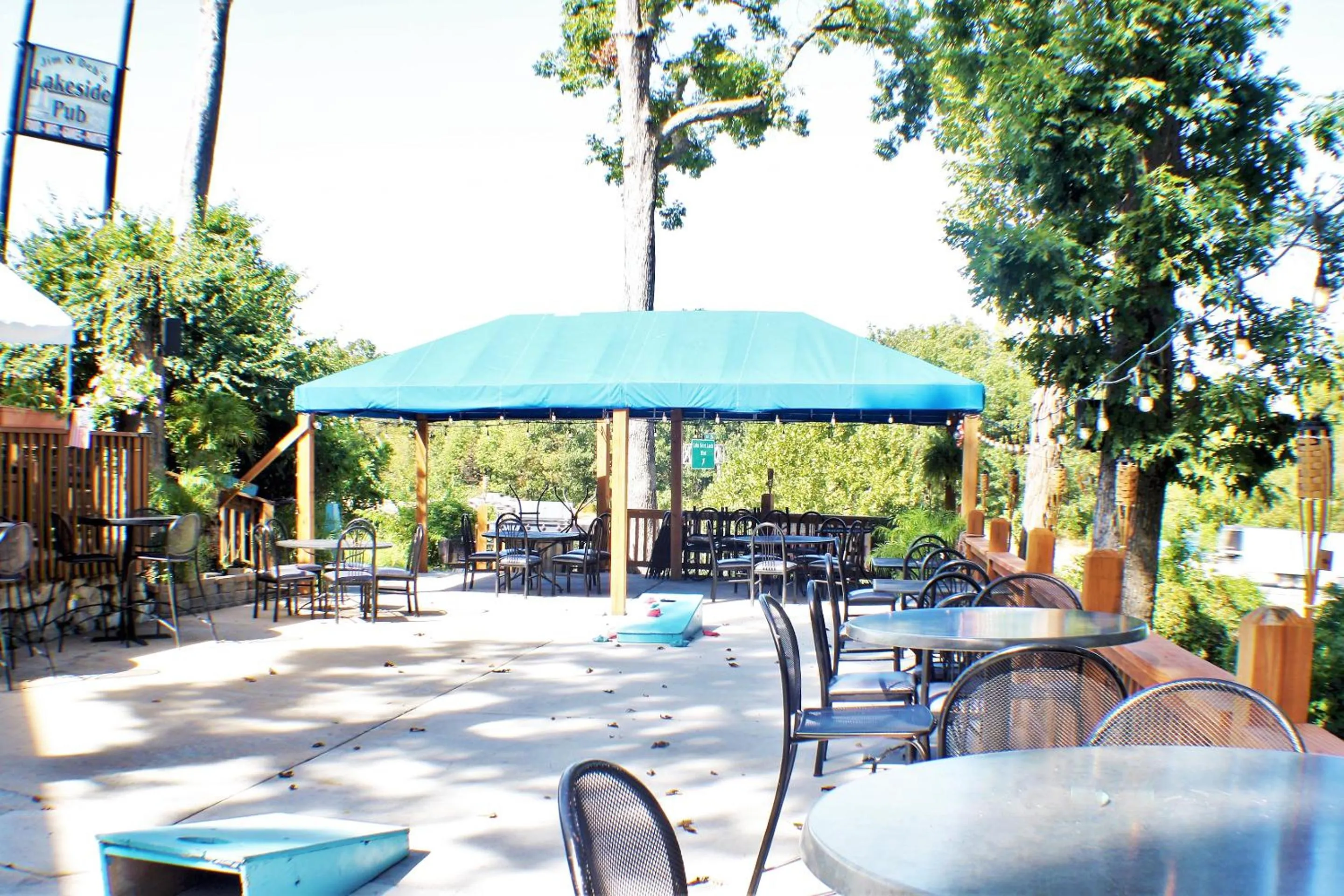 Lounge or bar in Lakeview Inn