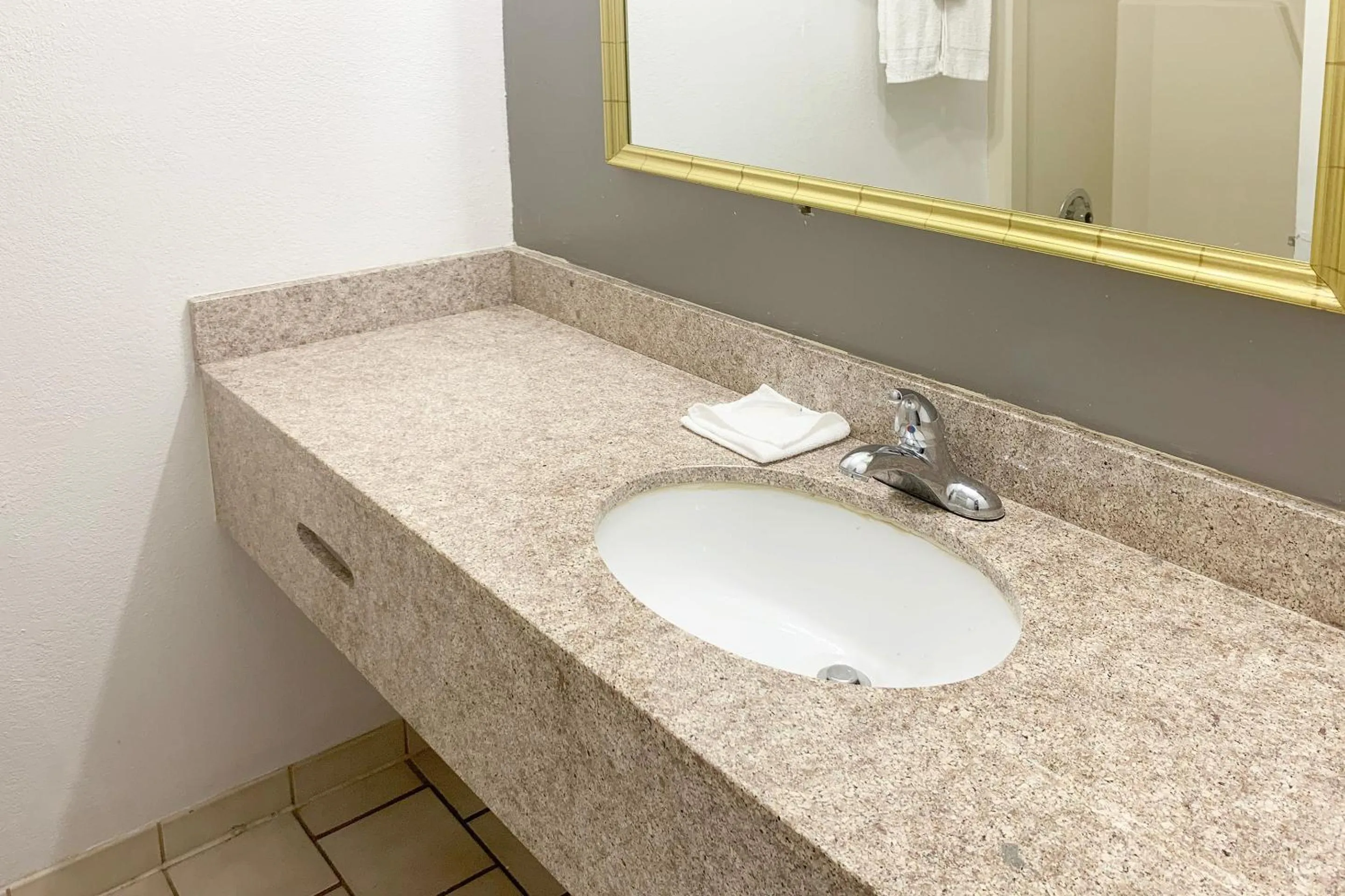 Bathroom in Lakeview Inn