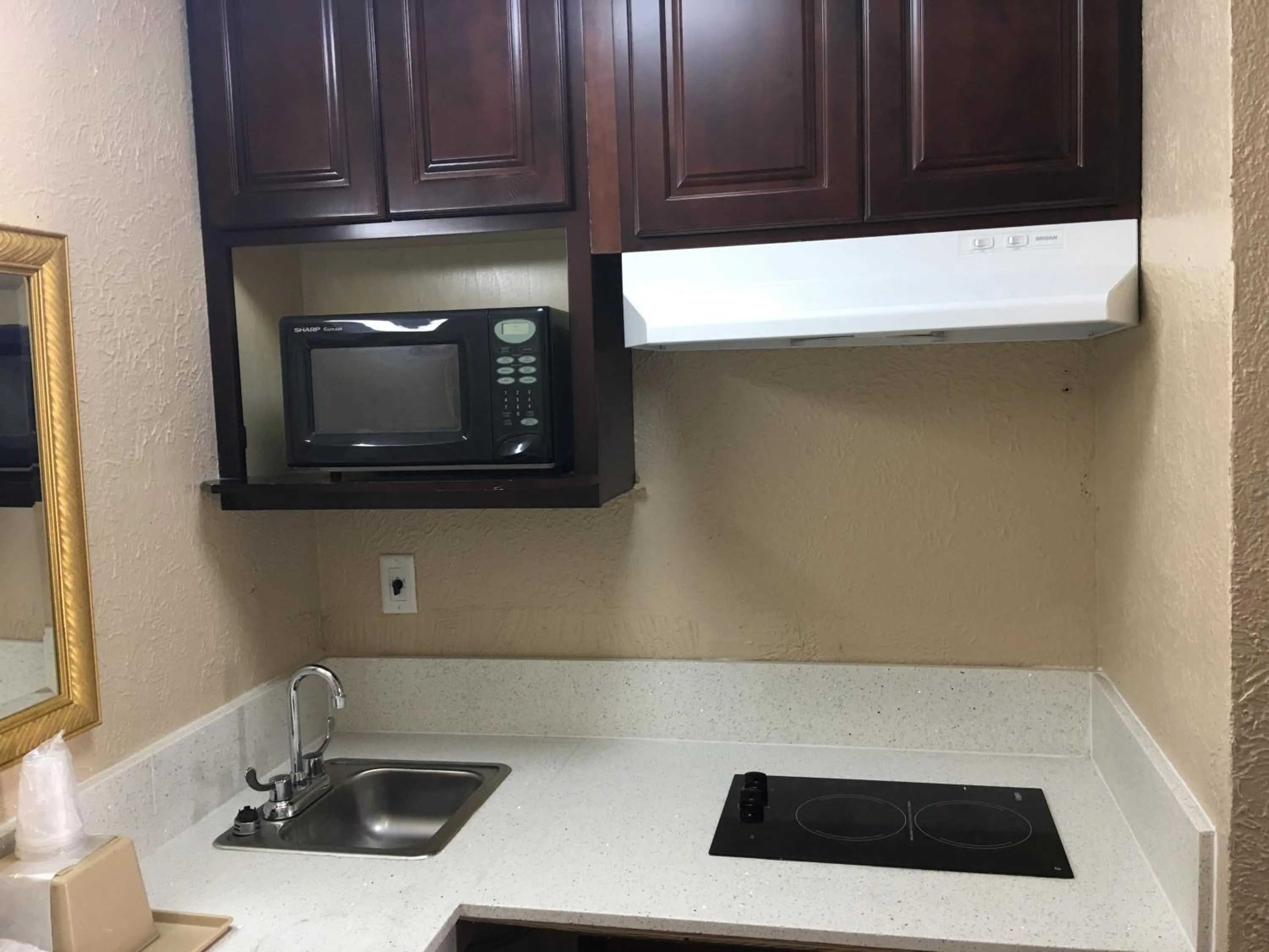 Kitchen or kitchenette in Chaparral Motel