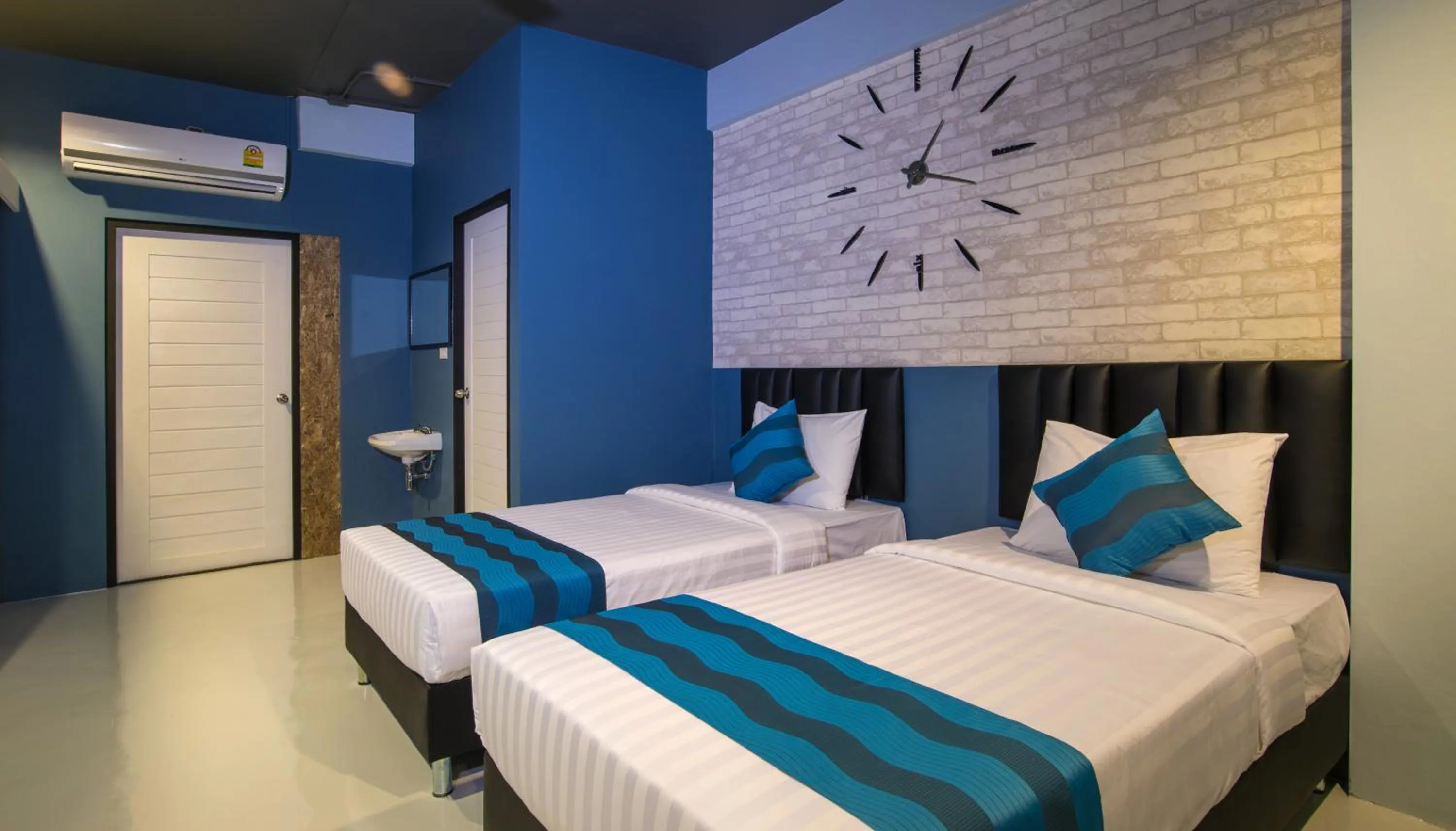 Shower, Bed in Amity Poshtel