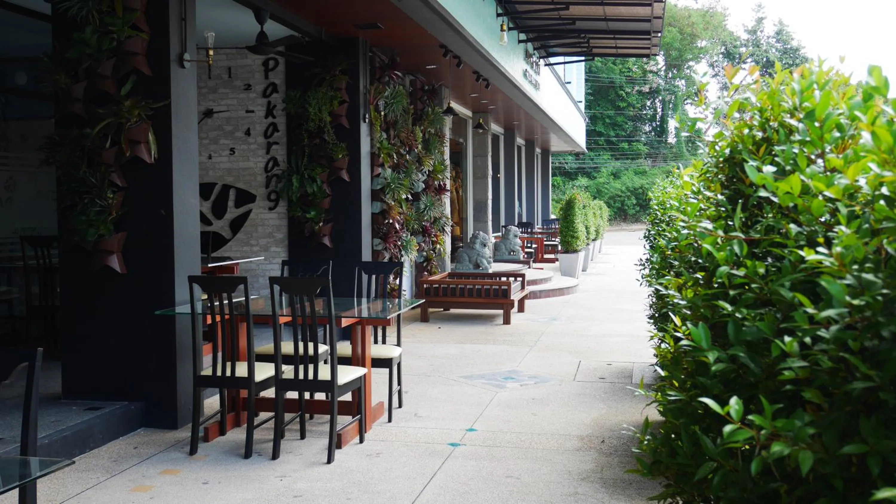 Restaurant/places to eat in Amity Poshtel