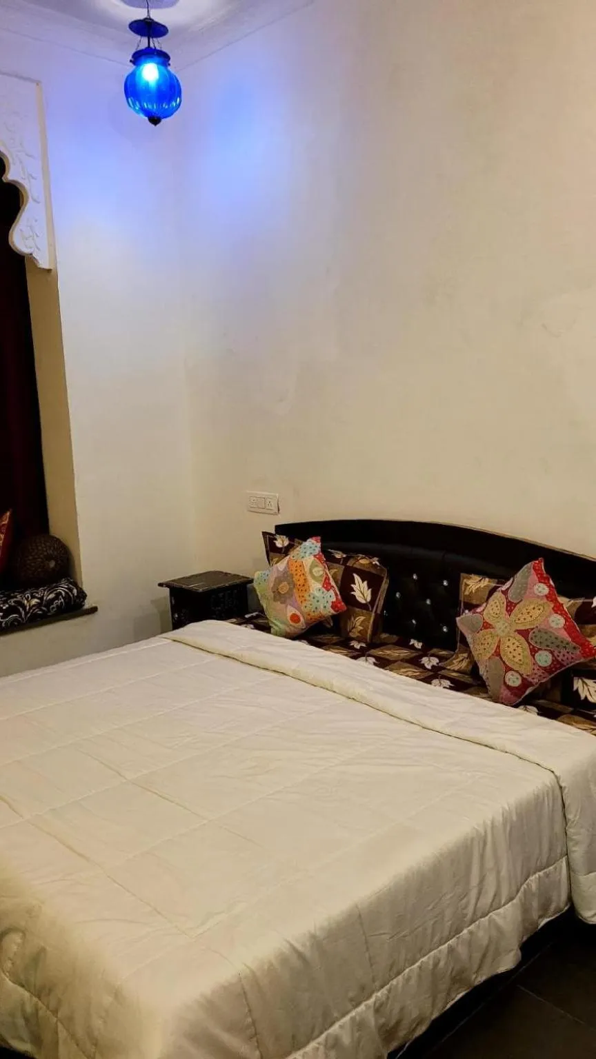 Bed in Hotel Bundi House