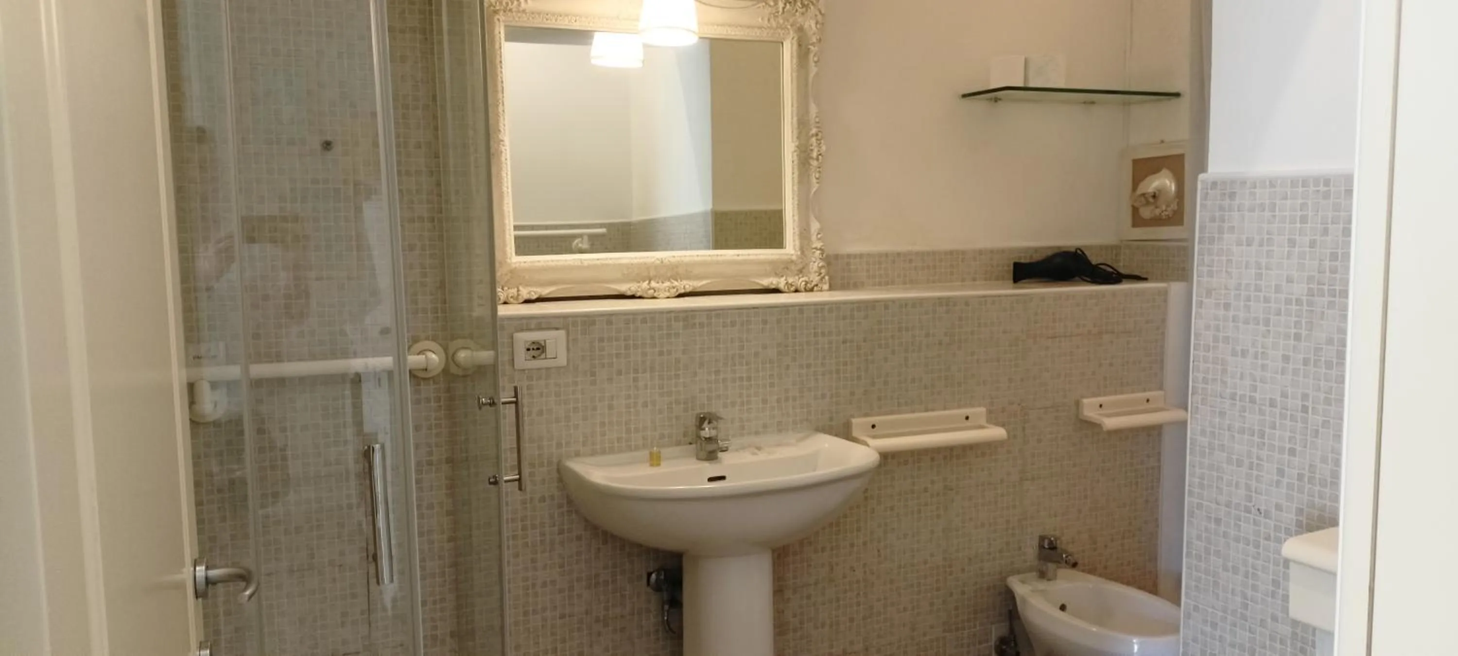 Bathroom in Gian Paul Hotel