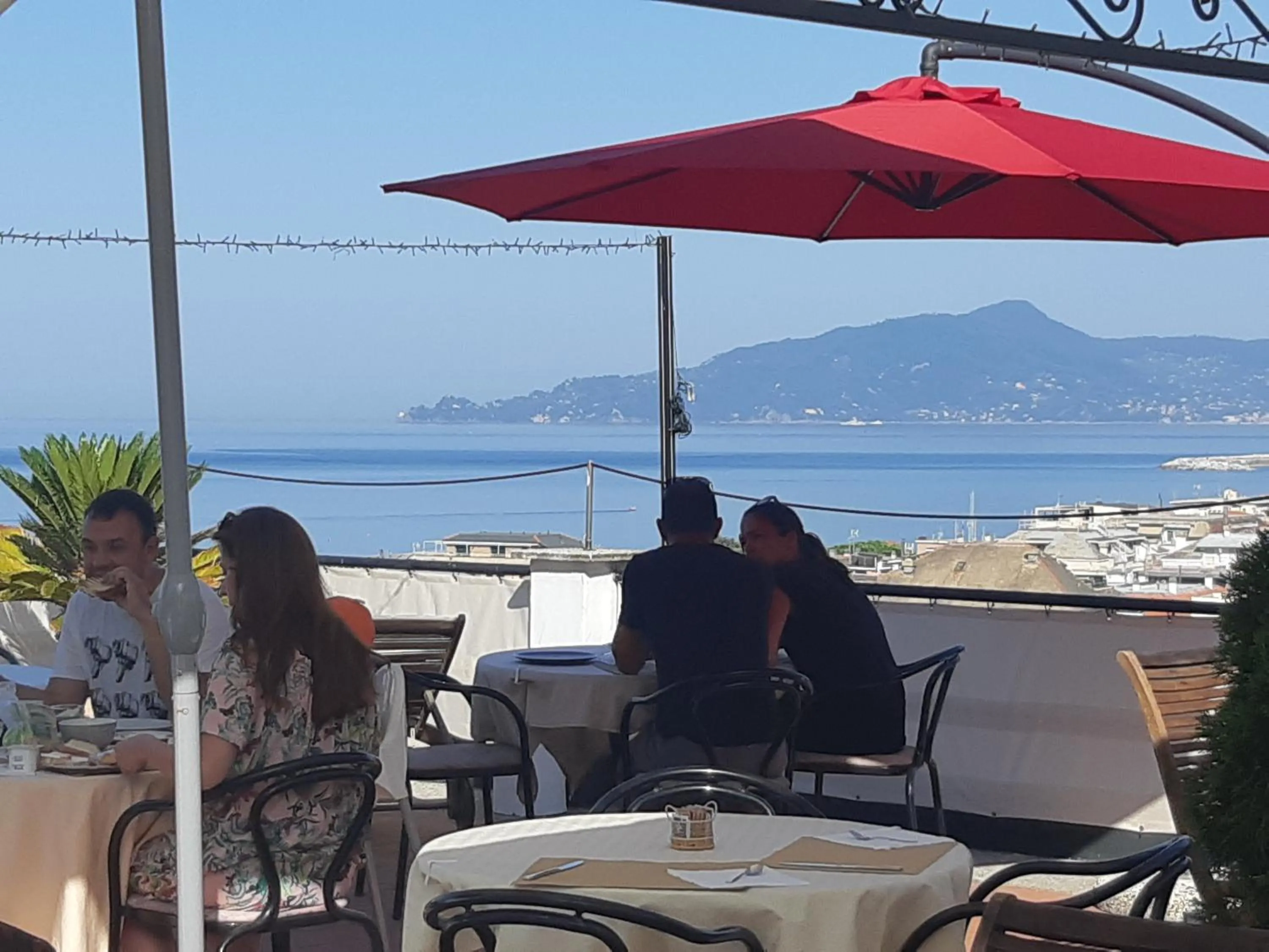 Restaurant/places to eat in Gian Paul Hotel