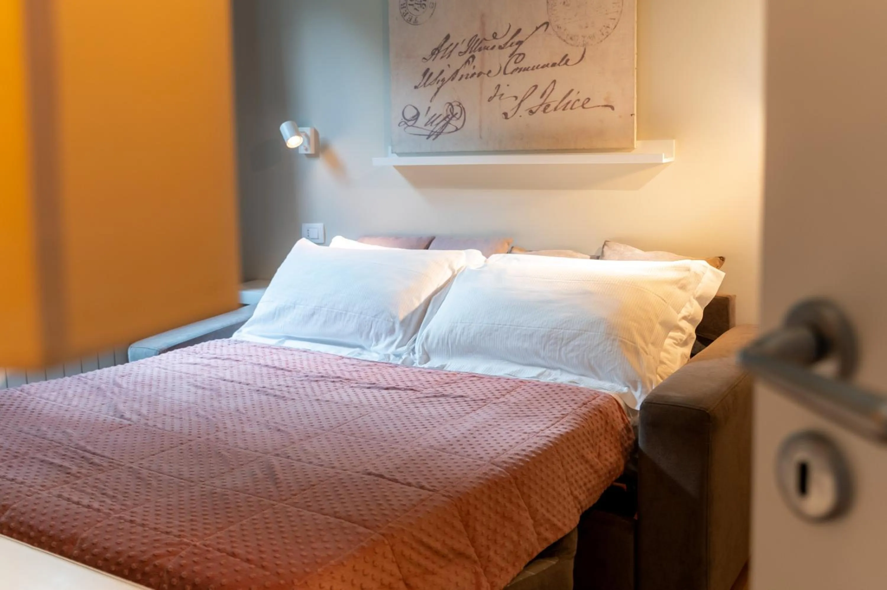 Living room, Bed in Gian Paul Hotel