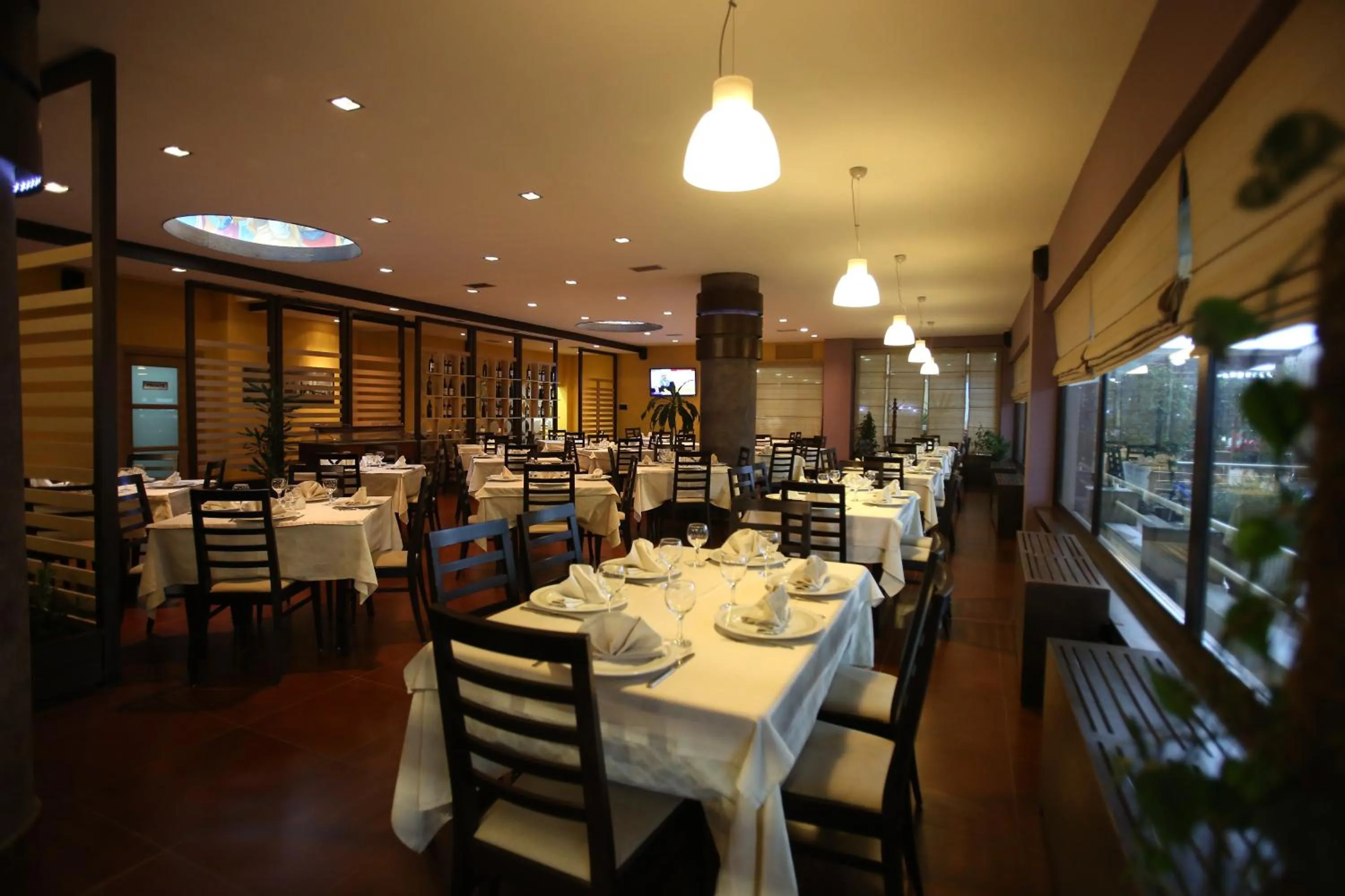 Restaurant/places to eat in Hotel Continental