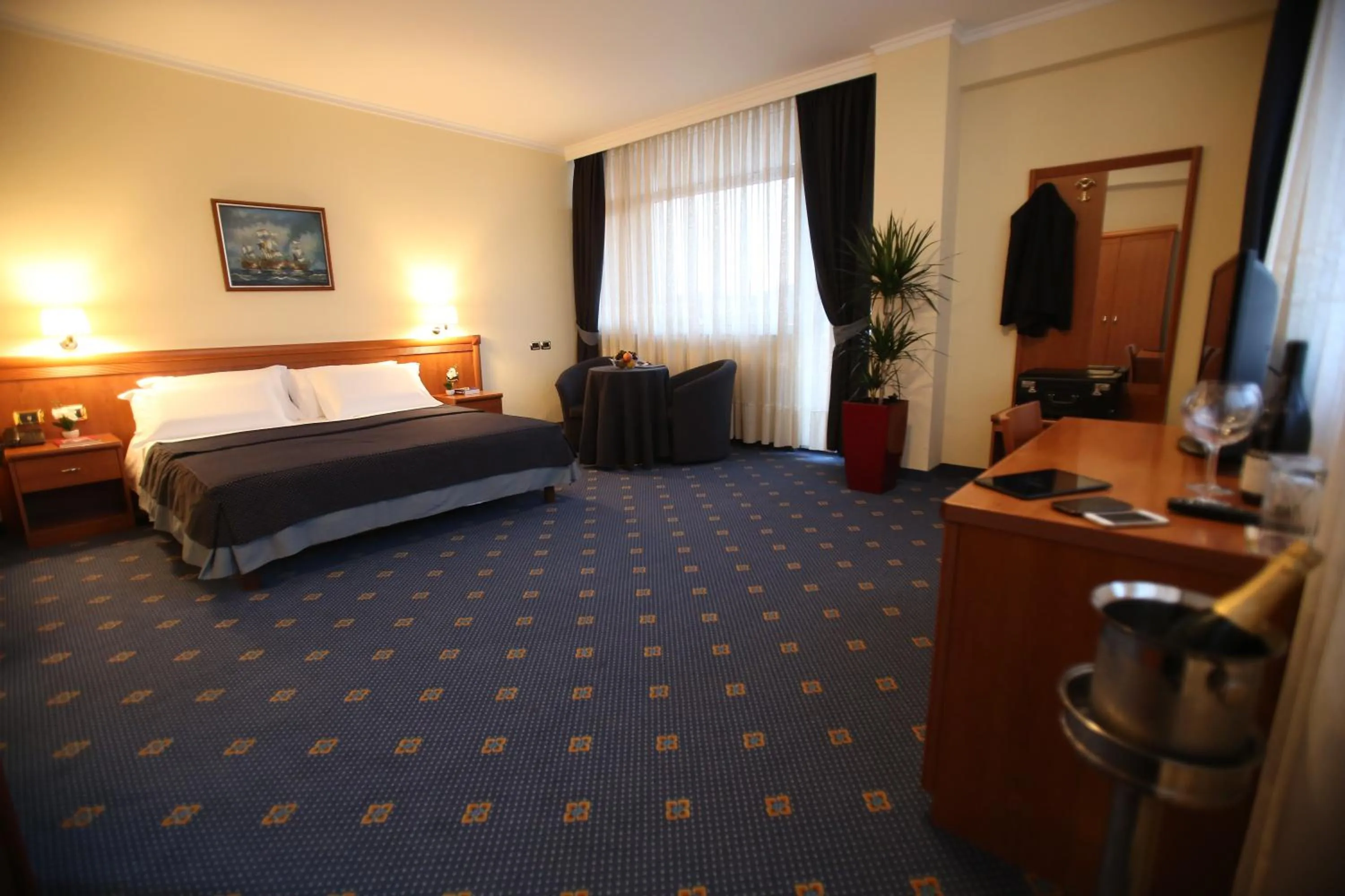 Photo of the whole room, Bed in Hotel Continental