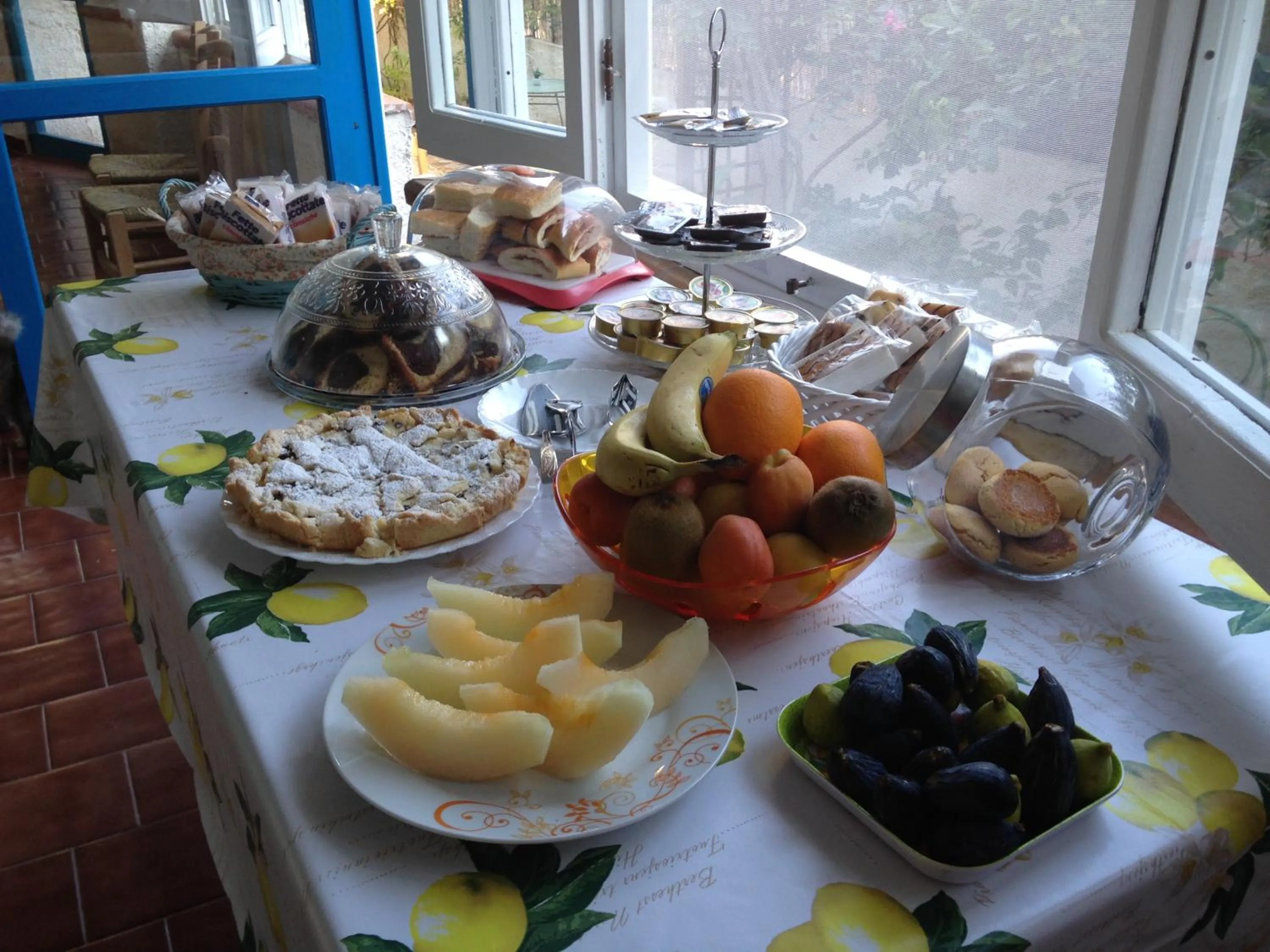 Italian breakfast in La Casa del Limoneto
