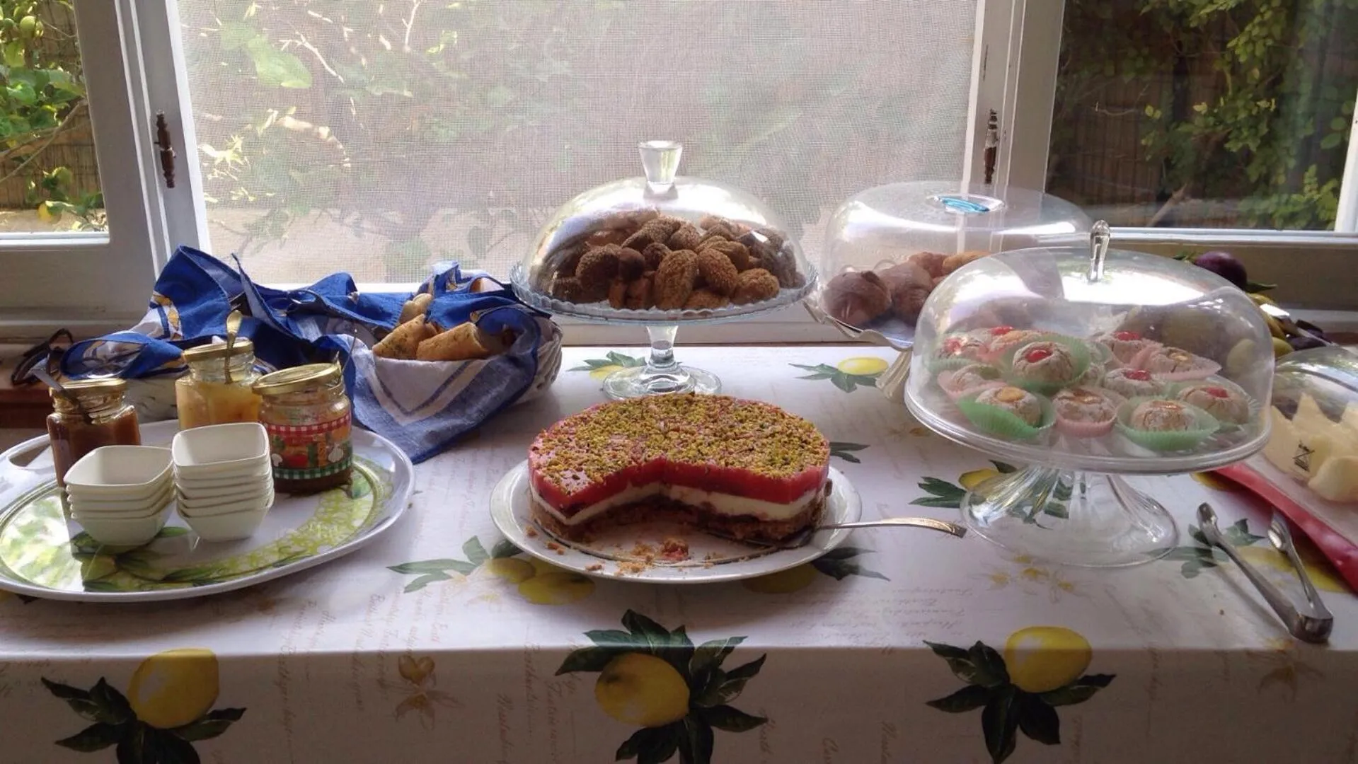 Buffet breakfast in La Casa del Limoneto