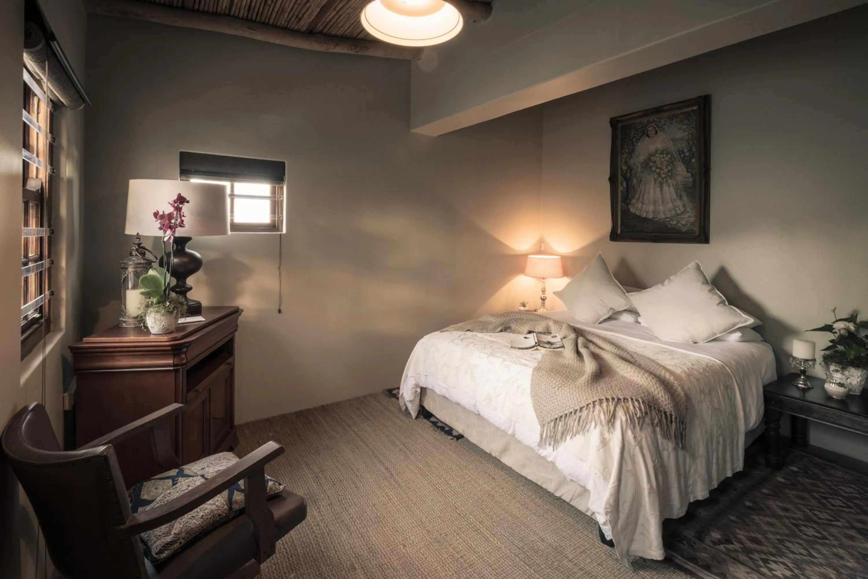 Photo of the whole room, Bed in Smugglers' BnB